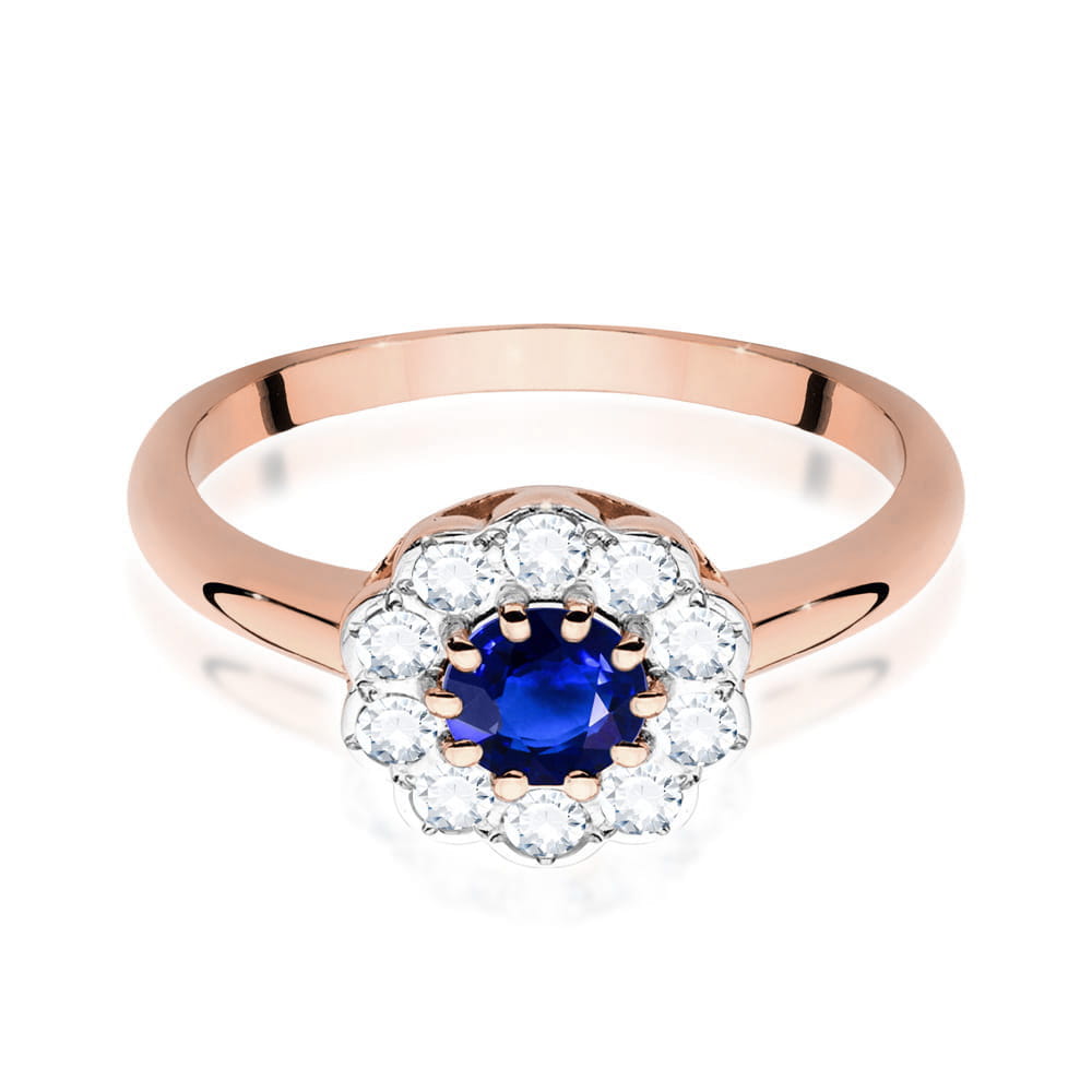 W0529.R3.SAB.01_2 Złoty pierścionek z niebieskim kamieniem w centralnej części, otoczony przez przezroczyste kryształy.