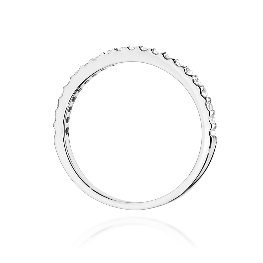 W0531.B3.DIW.01_3 Srebrny pierścionek z falistą krawędzią i drobnymi diamentami wzdłuż obręczy.