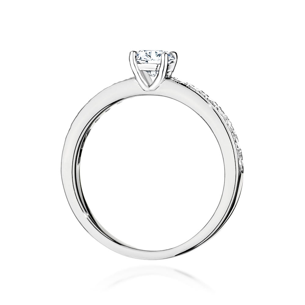 W0534.B3.DIW.02_3 Srebrny pierścionek z diamentem na centralnym miejscu i drobnymi kamieniami po bokach.