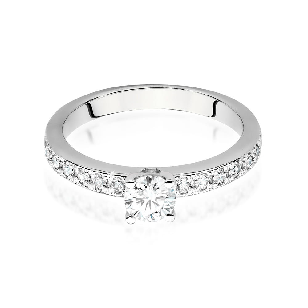 W0534.B3.LDW.03_2 Srebrny pierścionek z centralnym diamentem i ozdobnymi kamieniami na obrączce.