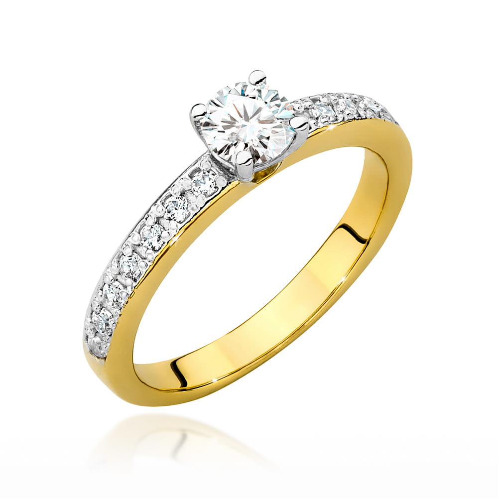 W0534.Z3.LDW.02_1 Złoty pierścionek z diamentem w centralnej części i drobnymi kamieniami na obrączce.