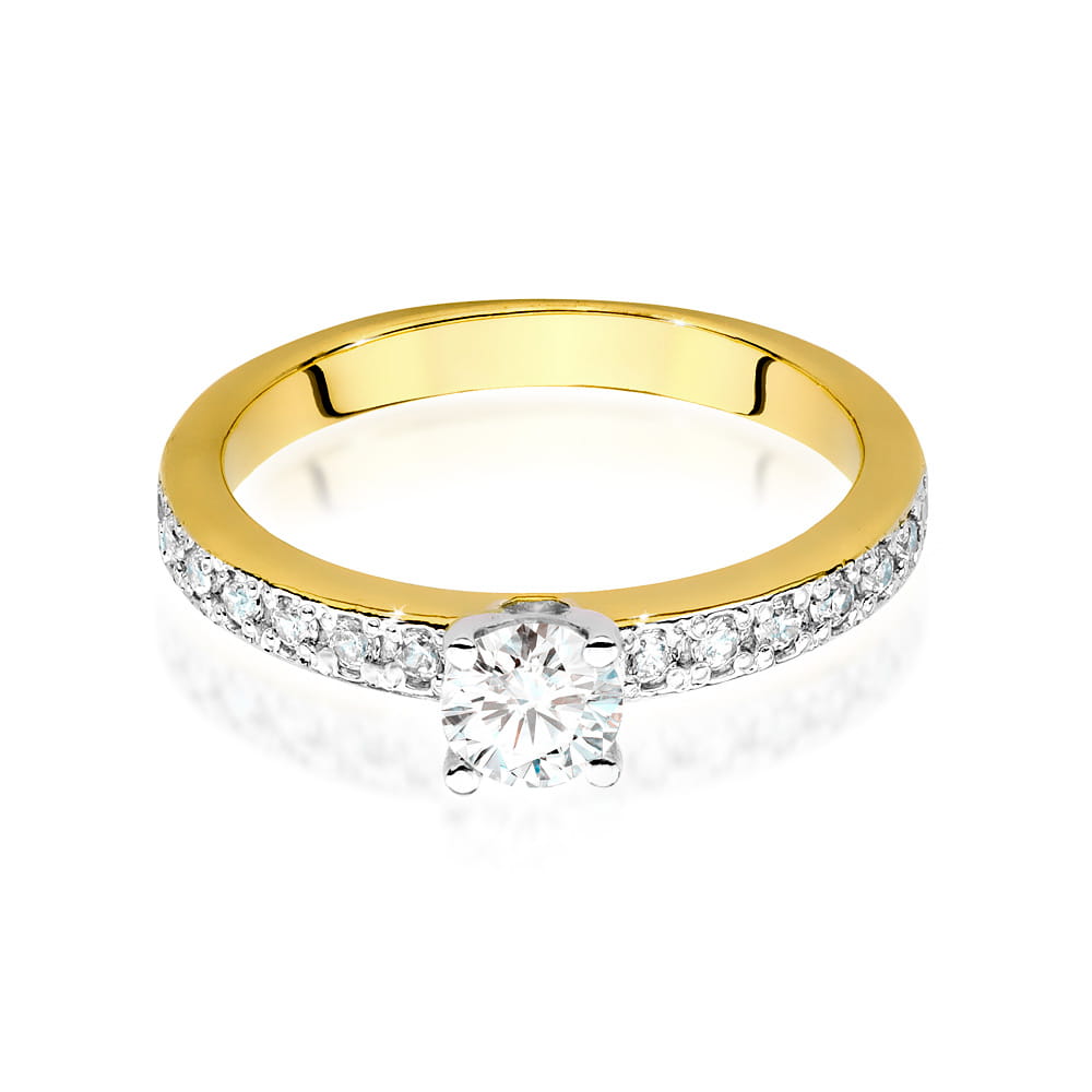 W0534.Z3.LDW.03_2 Złoty pierścionek z centralnym diamentem i ozdobnymi kamieniami na obrączce.