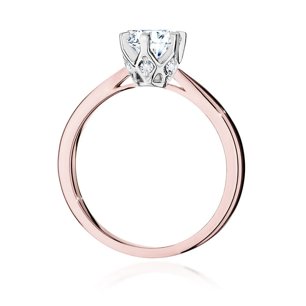 W0539.R3.DIW.03_3 Pierścionek zaręczynowy z dużym, błyszczącym diamentem osadzonym w srebrnej koronie na różowym złotym bandzie.