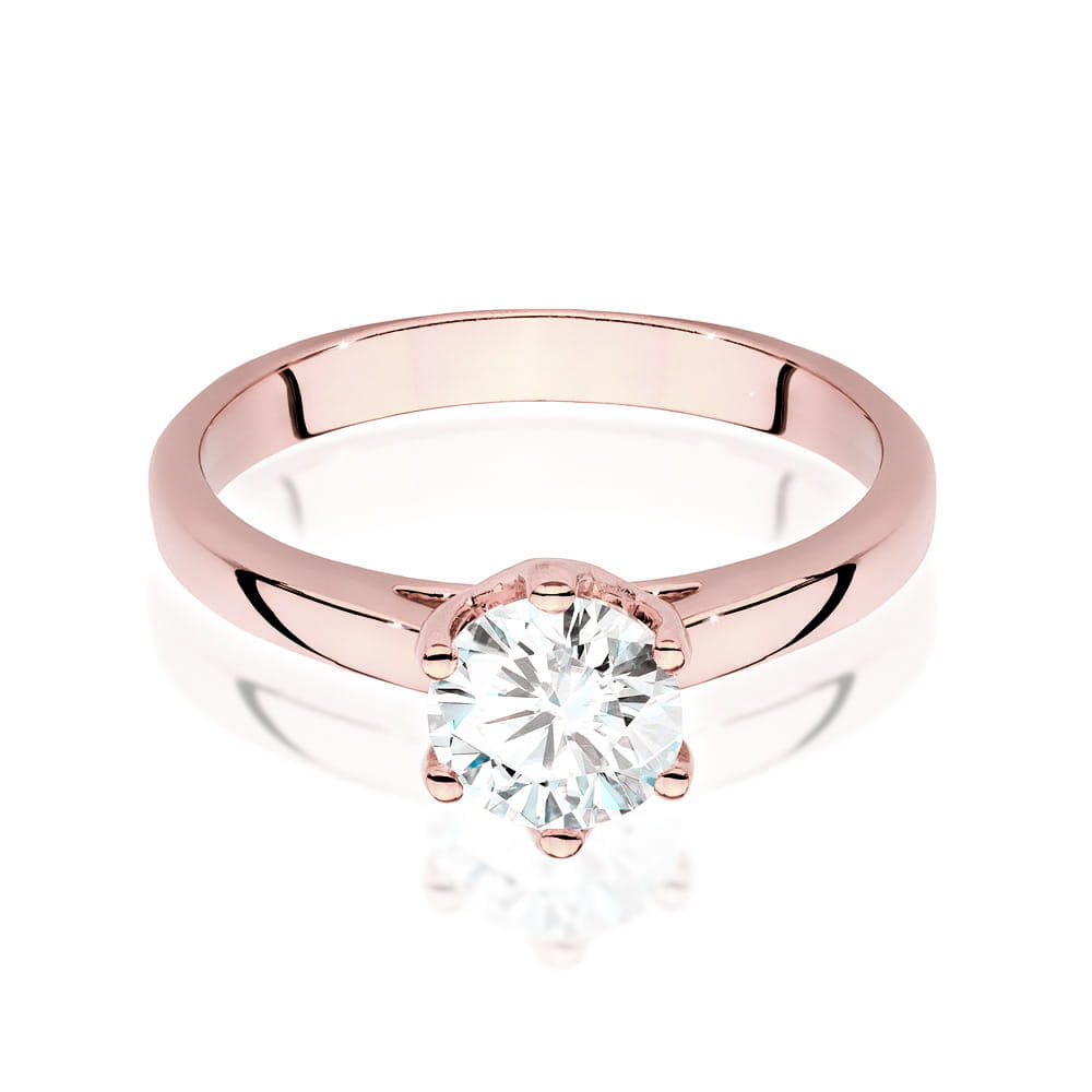 W0540.R3.DIW.05_2 Różowe złote pierścionek z dużym, okrągłym diamentem w centralnej części.