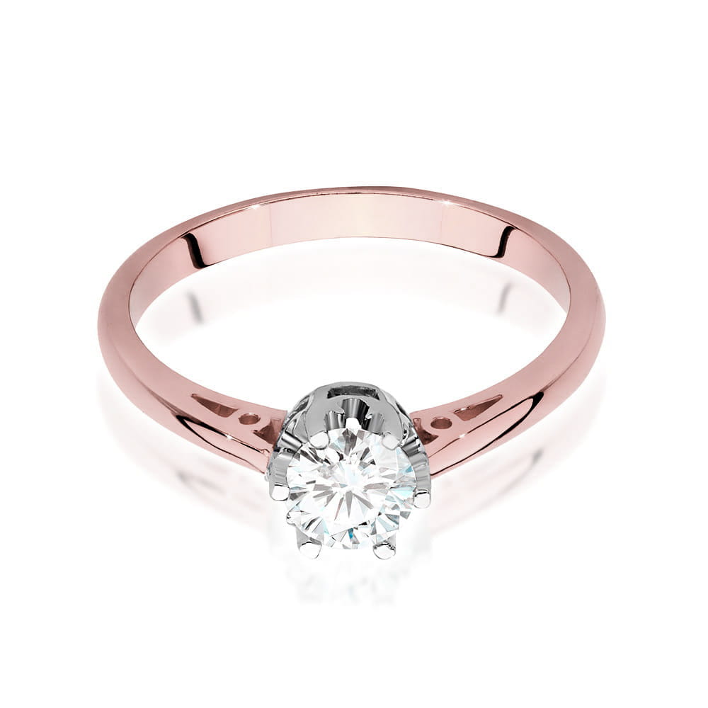 W0542.R3.LDW.02_2 Różowe złote pierścionek z dużym, błyszczącym diamentem na centralnej części.