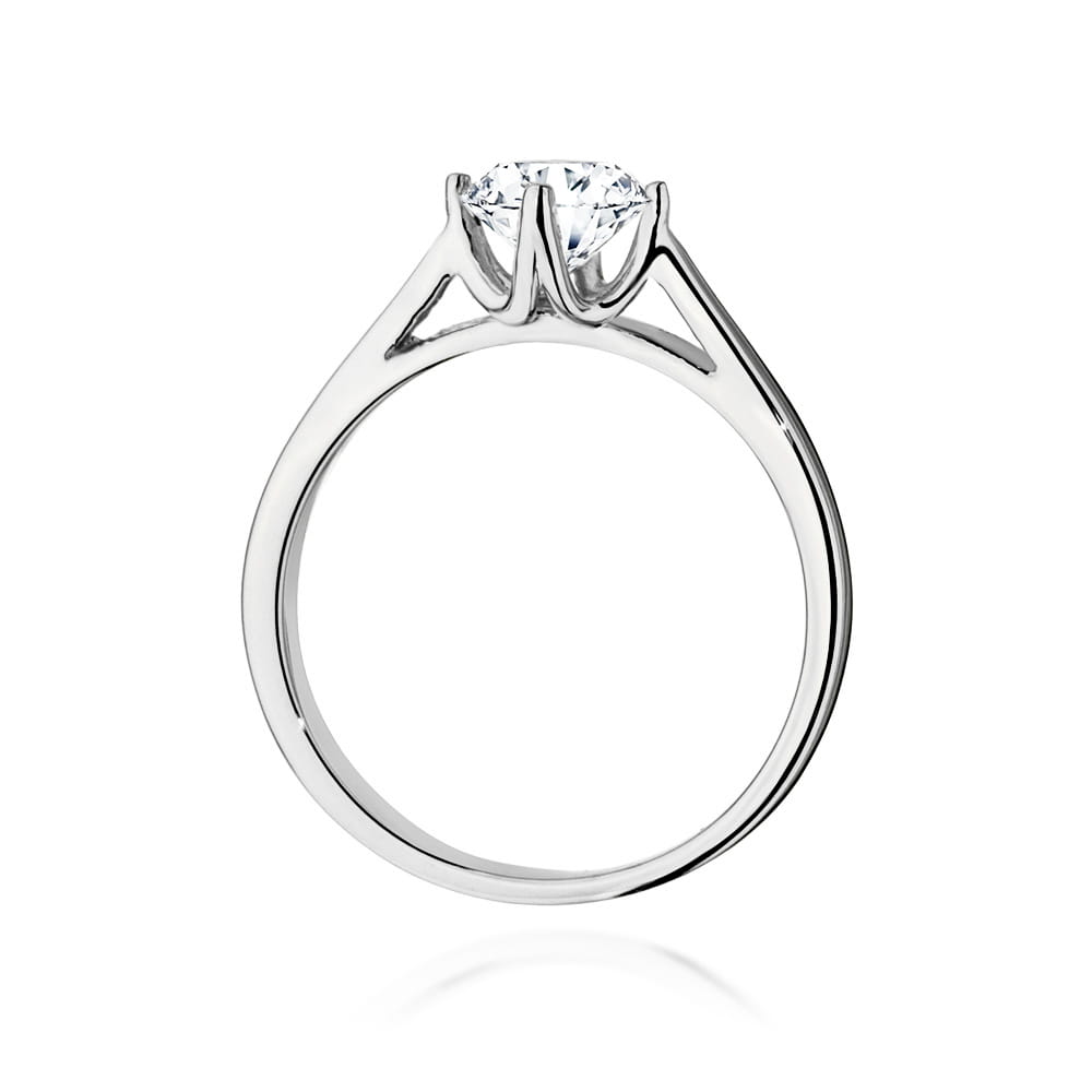 W0543.B3.DIW.03_3 Srebrny pierścionek z dużym, błyszczącym diamentem osadzonym w eleganckiej koronie.