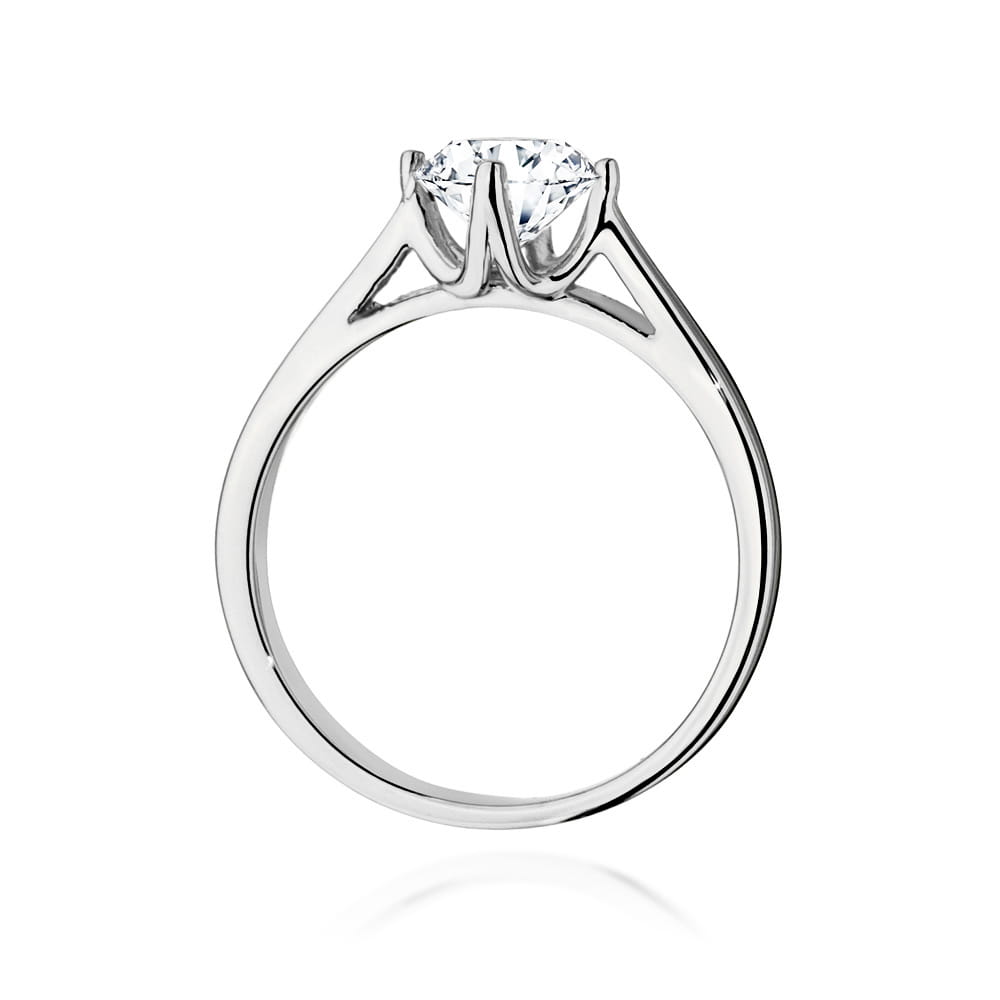 W0543.B3.DIW.04_3 Srebrny pierścionek z dużym, błyszczącym diamentem osadzonym w eleganckiej koronie.
