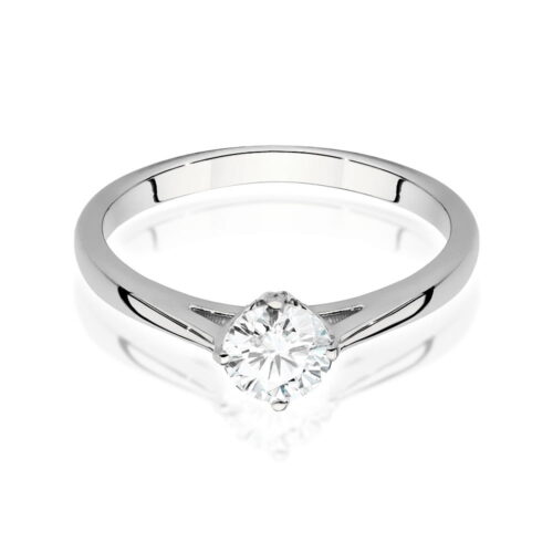 Srebrny pierścionek z okrągłym diamentem osadzonym w delikatnej obrączce.