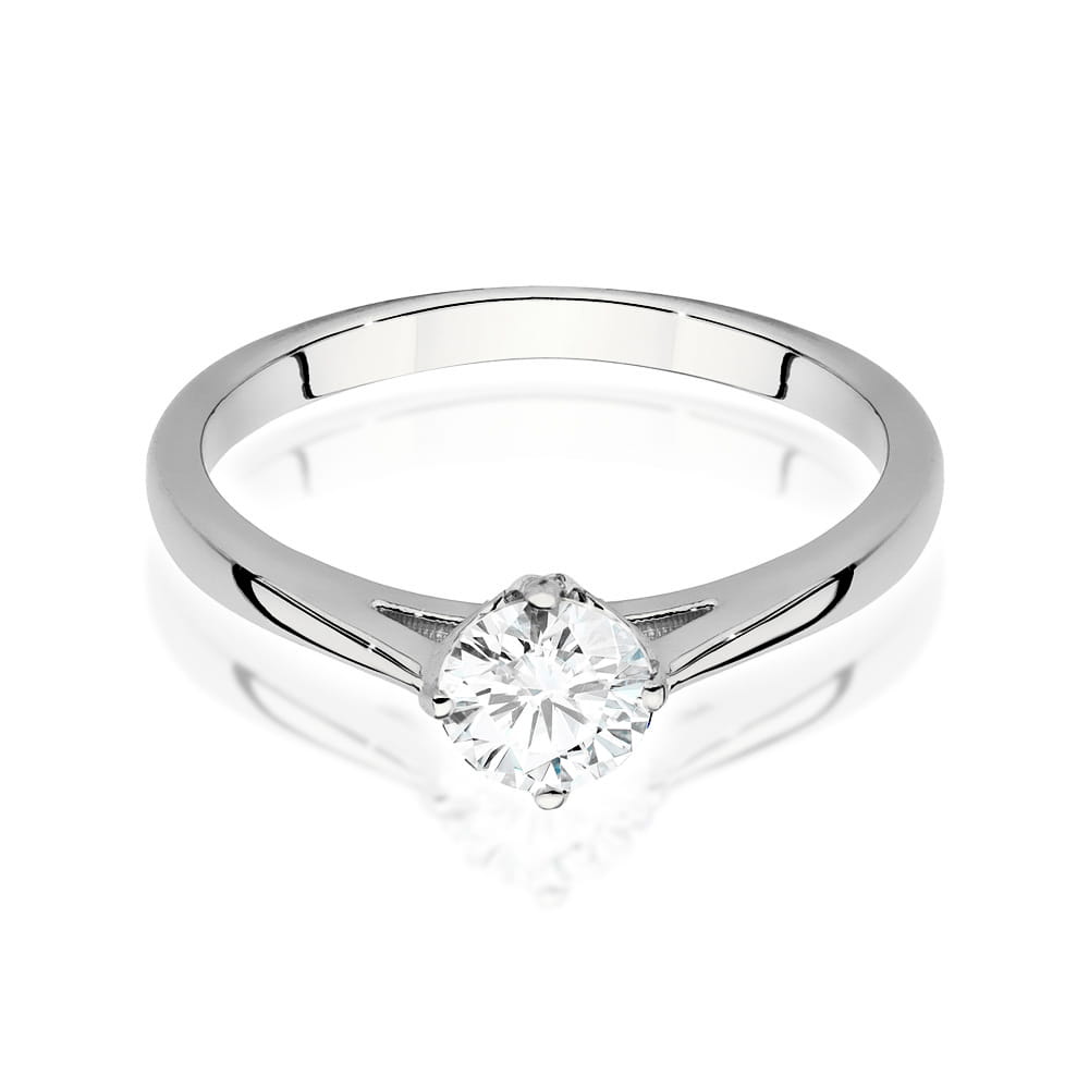 W0543.B3.LDW.02_2 Srebrny pierścionek z okrągłym diamentem osadzonym w delikatnej obrączce.