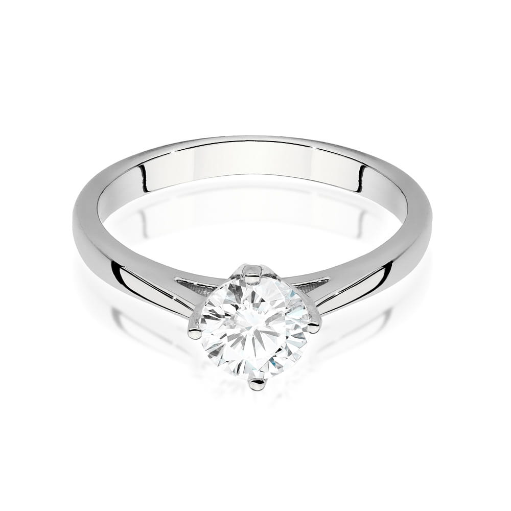 W0543.B3.LDW.03_2 Srebrny pierścionek z dużym, okrągłym diamentem osadzonym w czterech szponach.