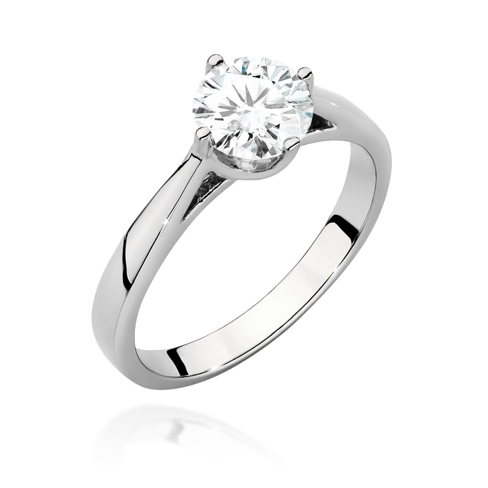 W0543.B3.LDW.04_1 Srebrny pierścionek z dużym, okrągłym diamentem na prostym, gładkim bandzie.