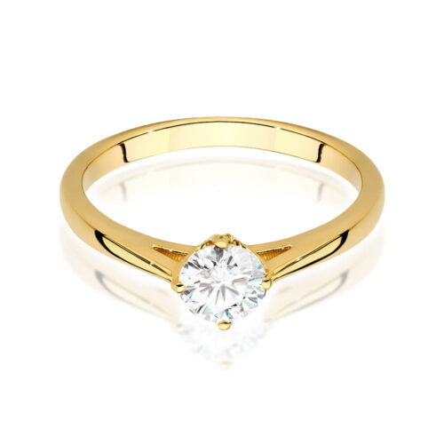 Złoty pierścionek z okrągłym diamentem osadzonym w delikatnej oprawie.