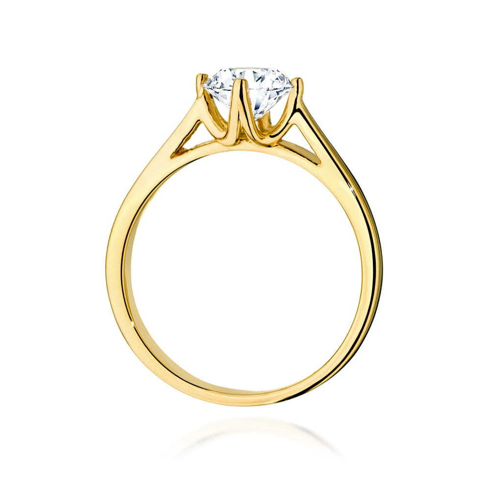 W0543.Z3.LDW.04_5 Złoty pierścionek z dużym, przezroczystym diamentem osadzonym w eleganckiej koronie.