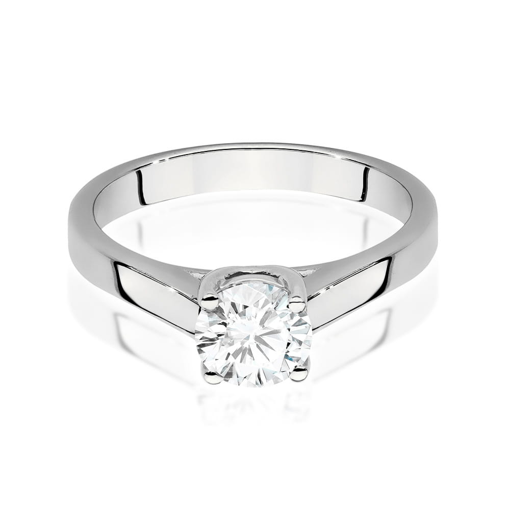 W0544.B3.LDW.03_2 Srebrny pierścionek z okrągłym, dużym diamentem osadzonym w prostym, eleganckim wzorze.