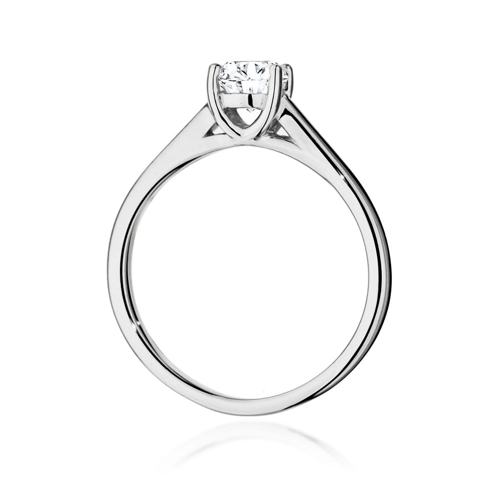W0544.B3.LDW.03_3 Srebrny pierścionek z dużym, okrągłym diamentem na prostym, eleganckim szynie.
