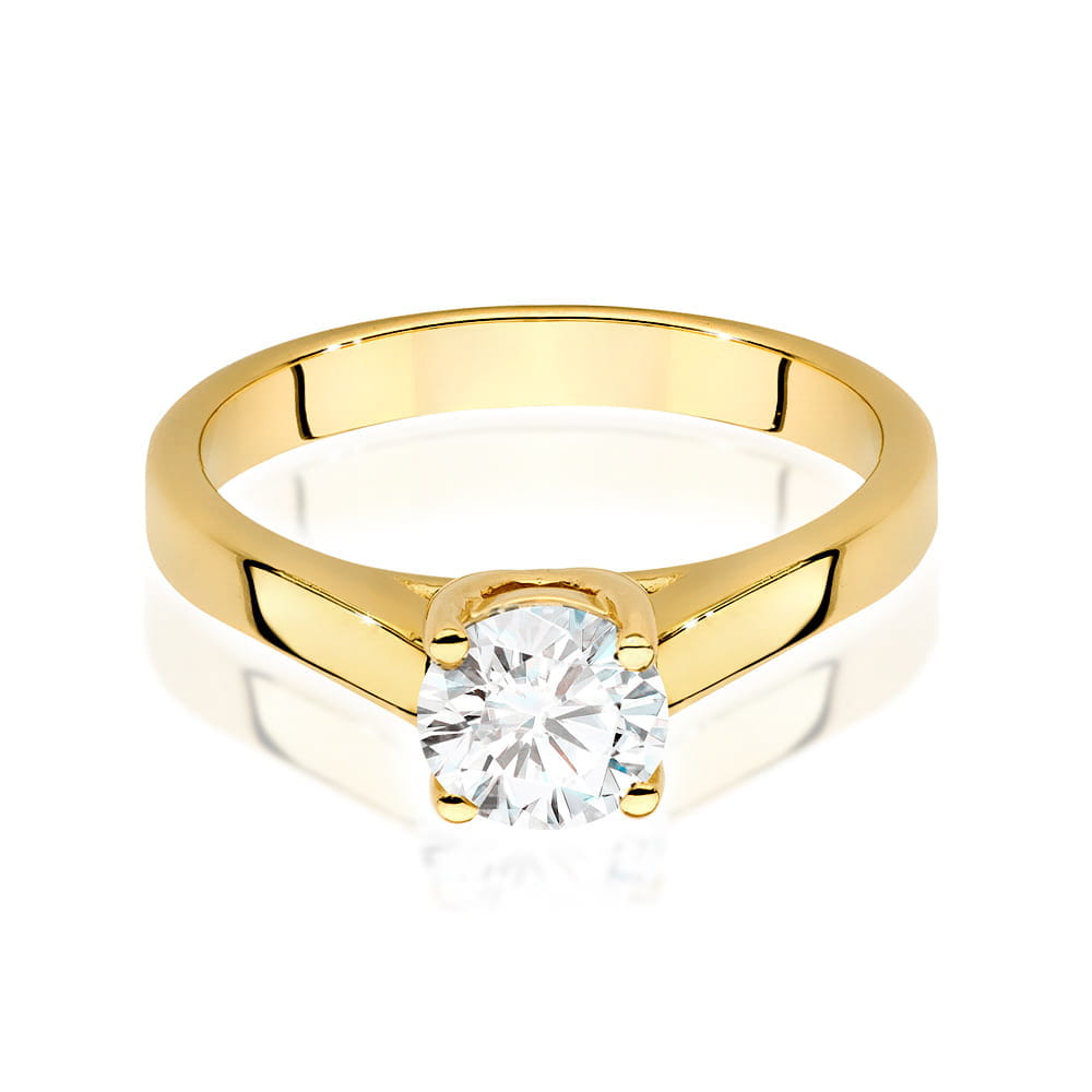 W0544.Z3.LDW.03_4 Złoty pierścionek z okrągłym, przezroczystym diamentem osadzonym w czterech łapkach.