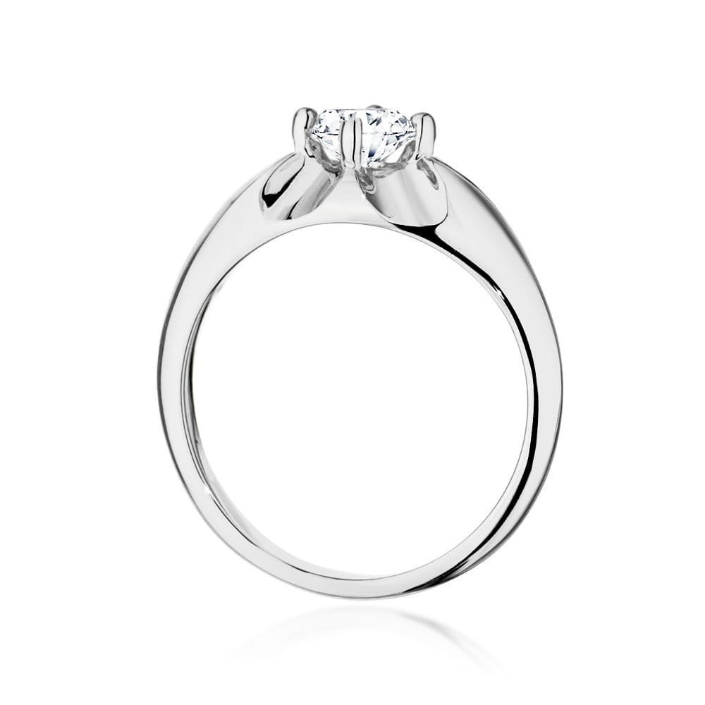 W0545.B3.DIW.02_3 Srebrny pierścionek z dużym, okrągłym diamentem osadzonym w prostym, eleganckim wzorze.