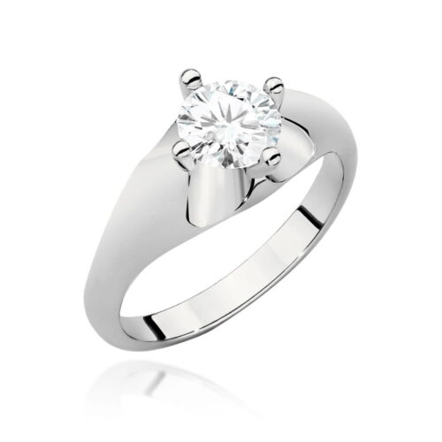 Srebrny pierścionek z dużym, okrągłym diamentem osadzonym w eleganckiej koronie.