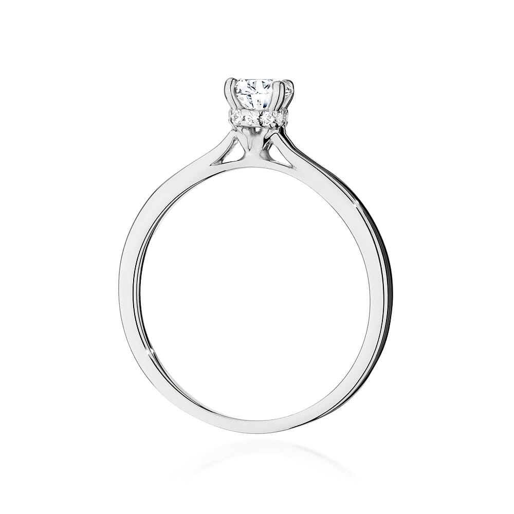 W0547.B3.LDW.02_3 Srebrny pierścionek z diamentem w centralnej części, o prostym, eleganckim designie.
