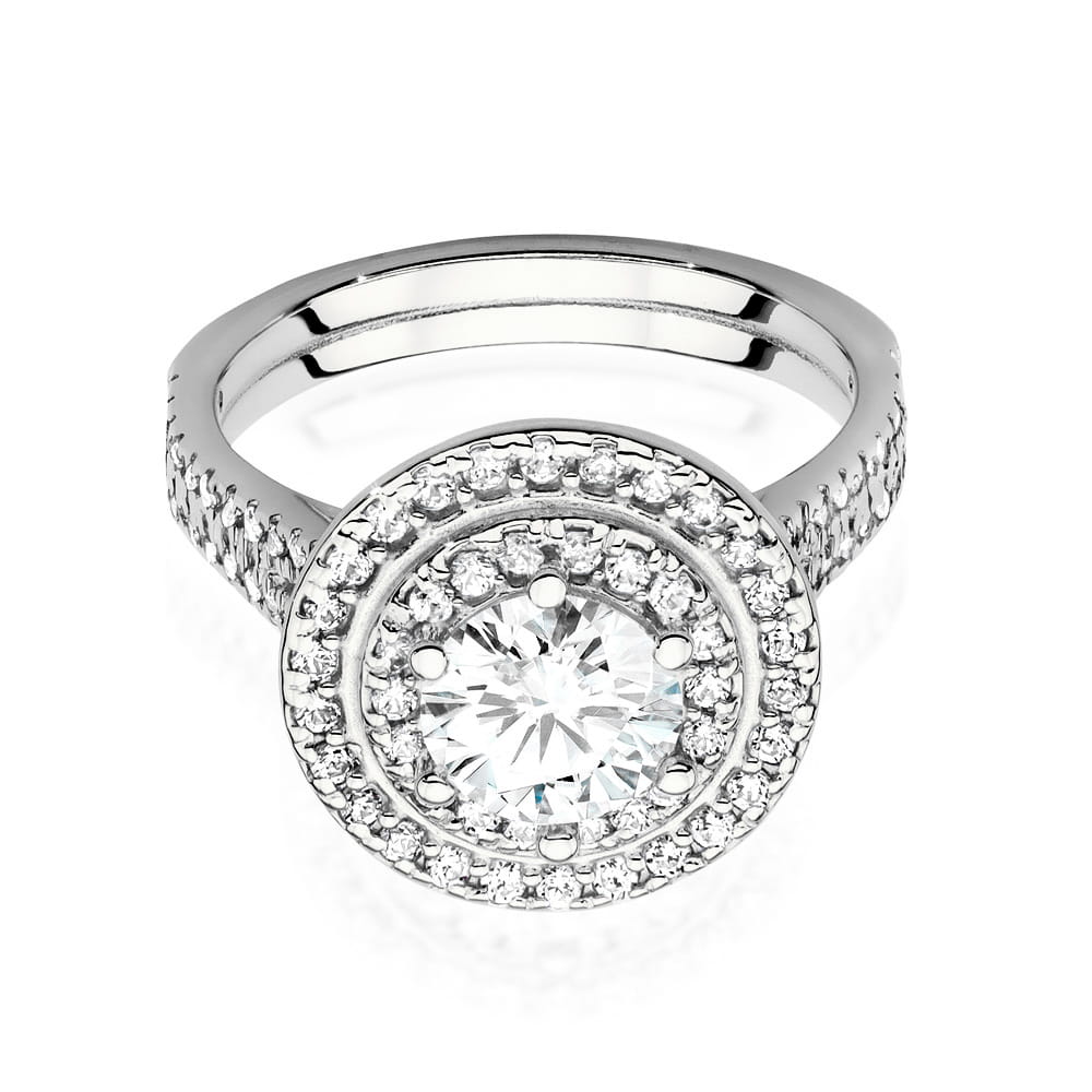 W0549.B3.LDW.03_2 Srebrny pierścionek z dużym diamentem w centralnej części, otoczony mniejszymi kamieniami.