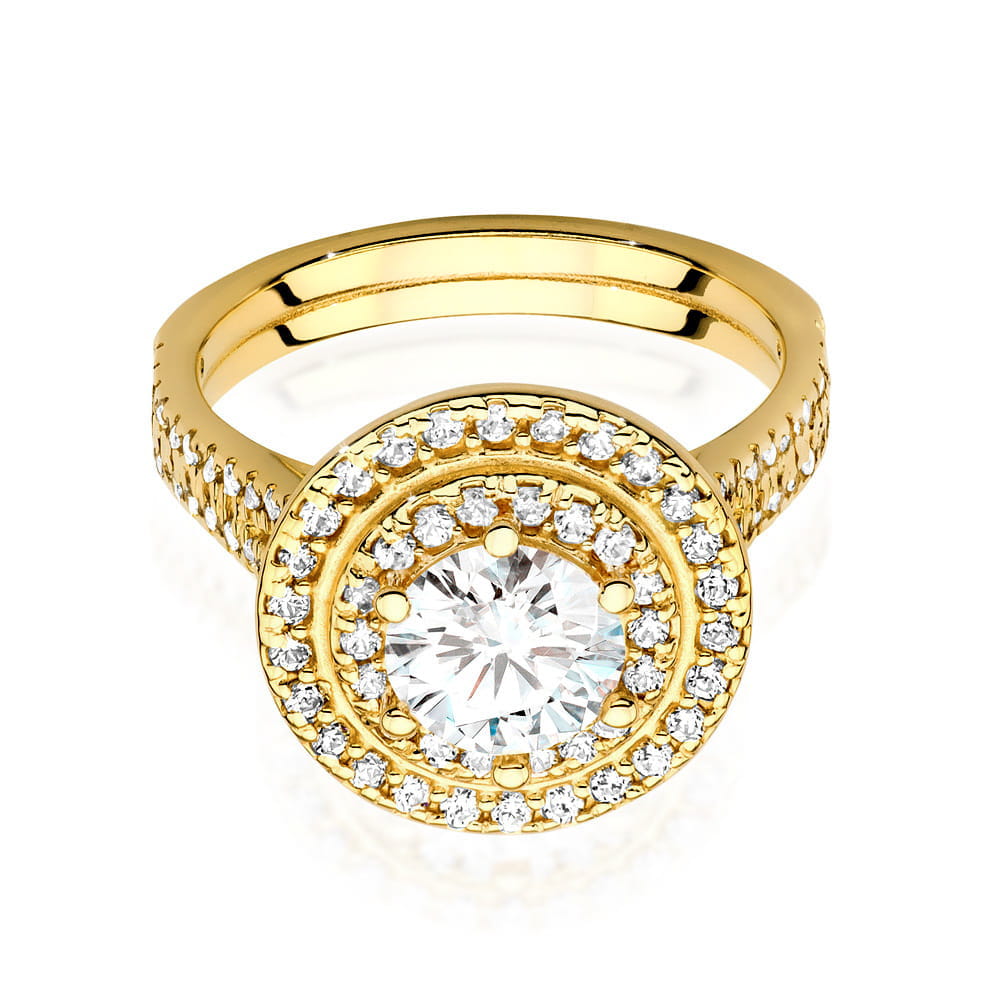 W0549.Z3.LDW.03_4 Złoty pierścionek z dużym, okrągłym diamentem otoczonym mniejszymi kamieniami.