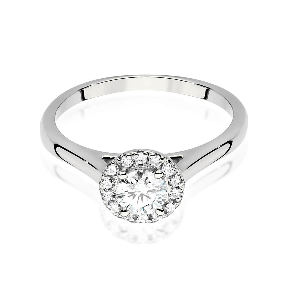 W0550.B3.LDW.01_2 Srebrny pierścionek z dużym diamentem otoczonym mniejszymi kamieniami, błyszczący i elegancki.