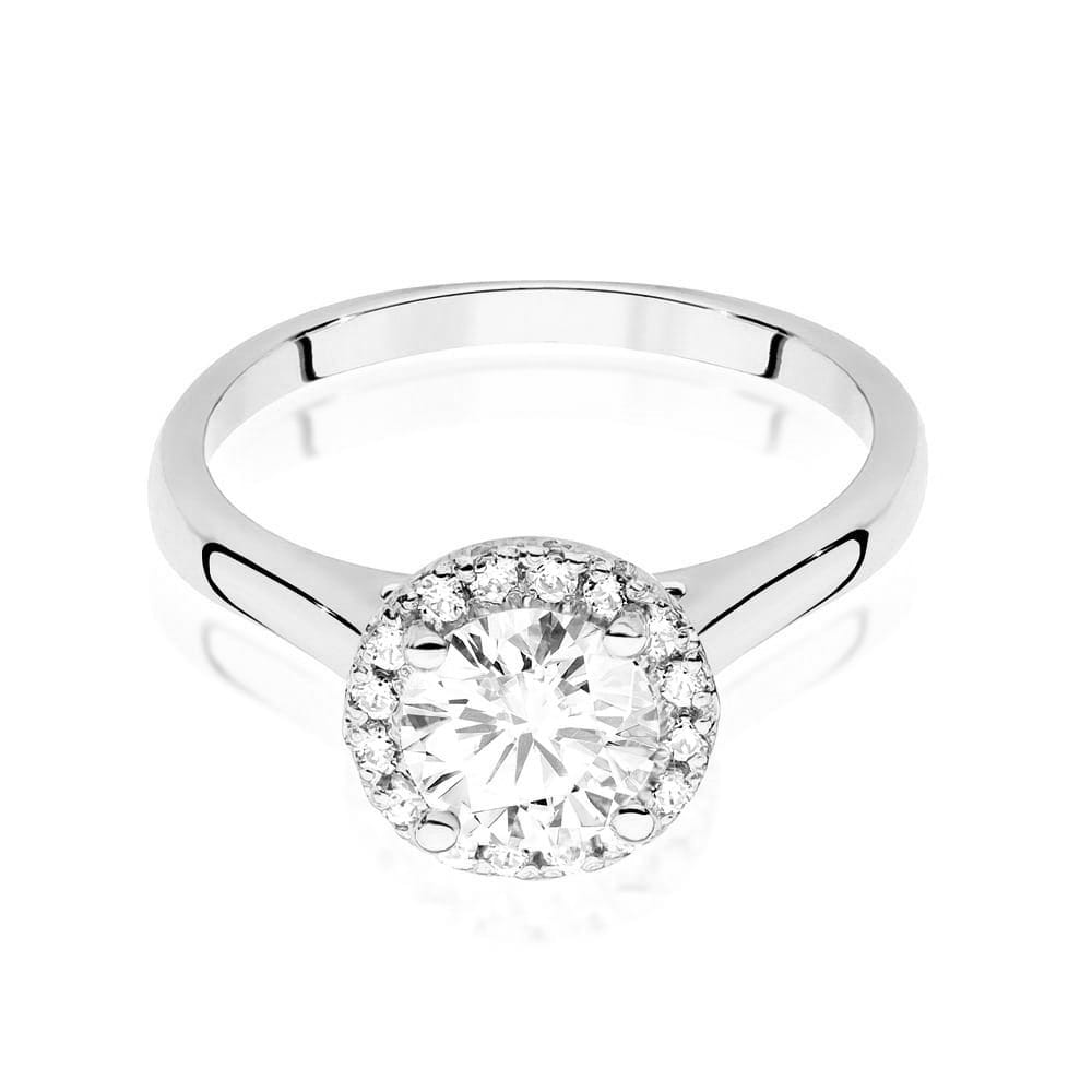 W0550.B3.LDW.03_2 Srebrny pierścionek z dużym diamentem otoczonym mniejszymi kamieniami, elegancki i błyszczący.
