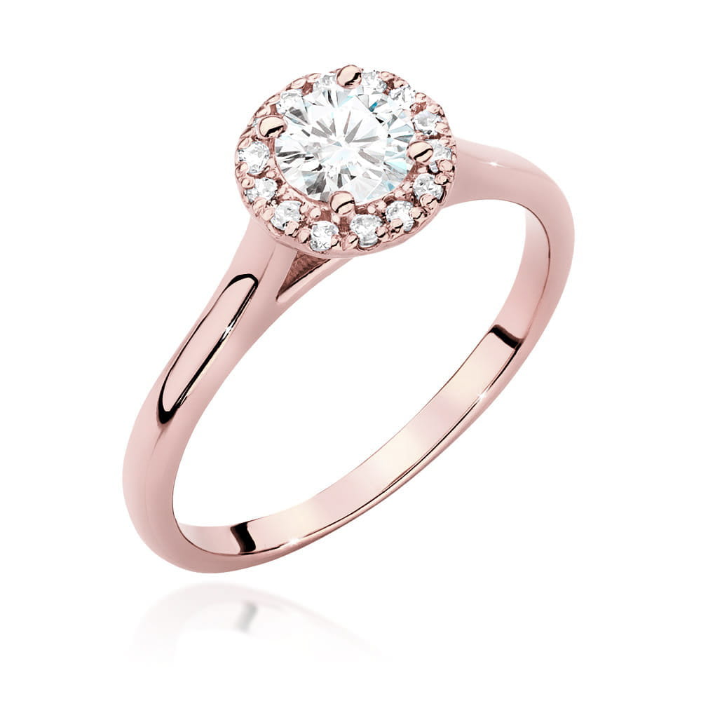 W0550.R3.DIW.02_1 Różowe złote pierścionek z okrągłym diamentem otoczonym mniejszymi kamieniami.