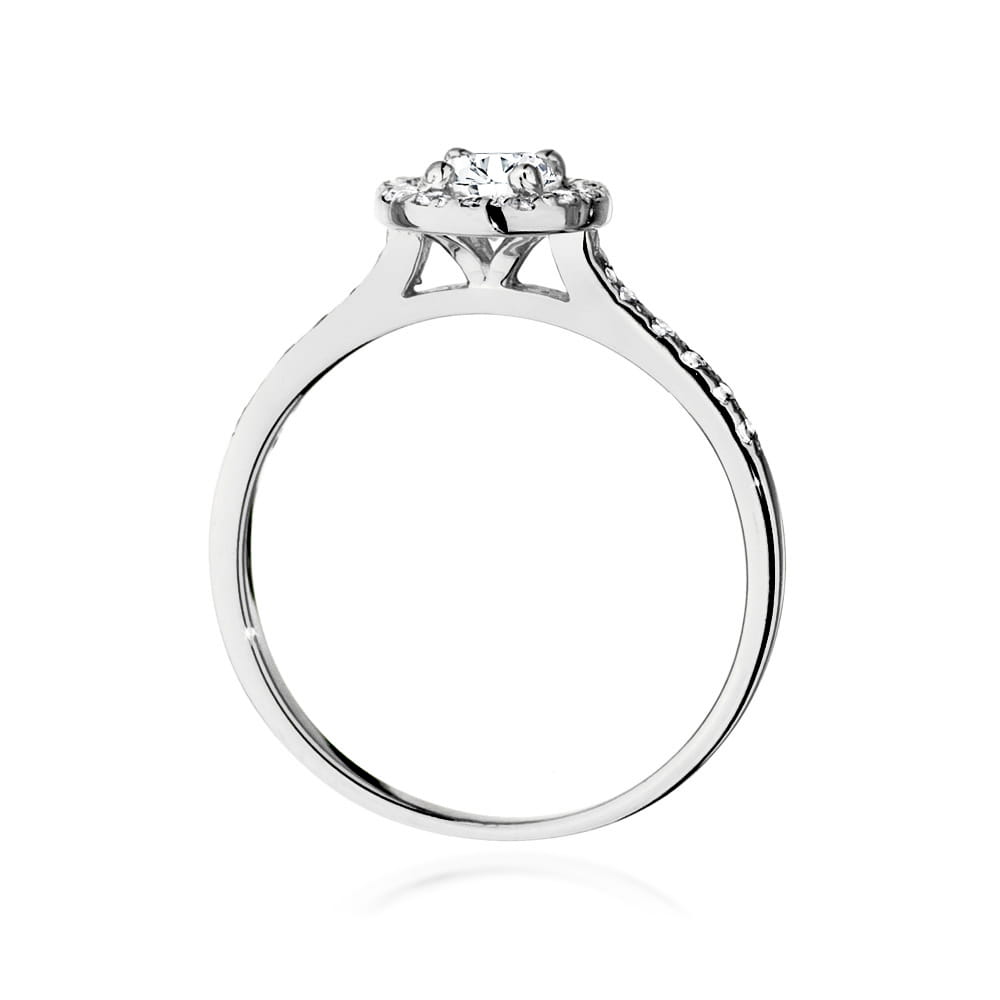 W0551.B3.DIW.01_3 Srebrny pierścionek z centralnym diamentem i drobnymi kamieniami po bokach.