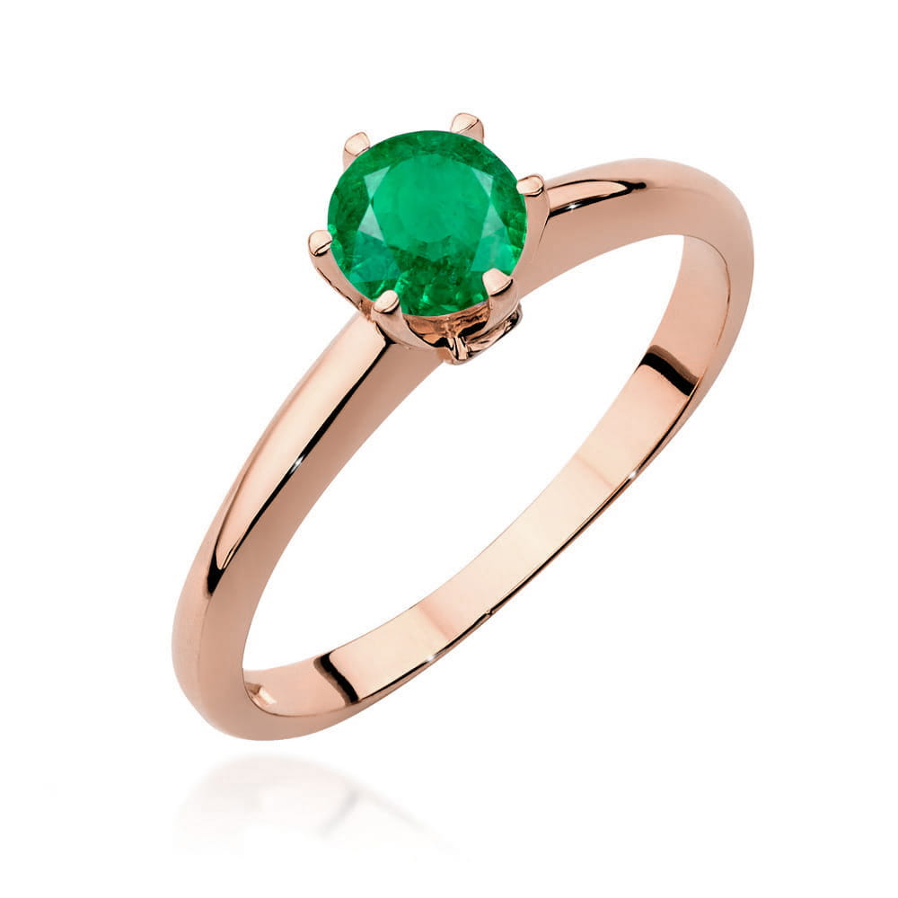 W0557.R3.EMG.01_1 Złoty pierścionek z okrągłym, zielonym szmaragdem osadzonym w sześciu łapkach.