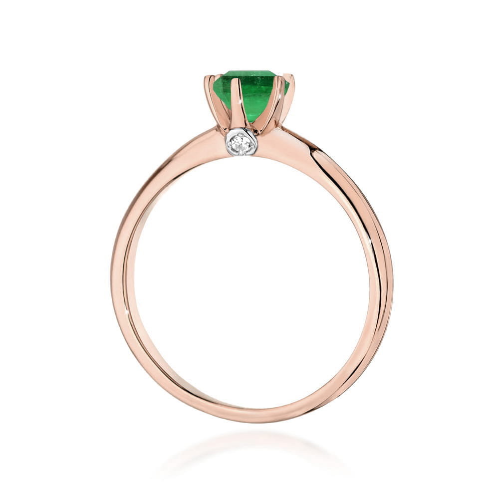 W0557.R3.EMG.01_3 Złoty pierścionek z zielonym kamieniem szlachetnym i małym diamentem.