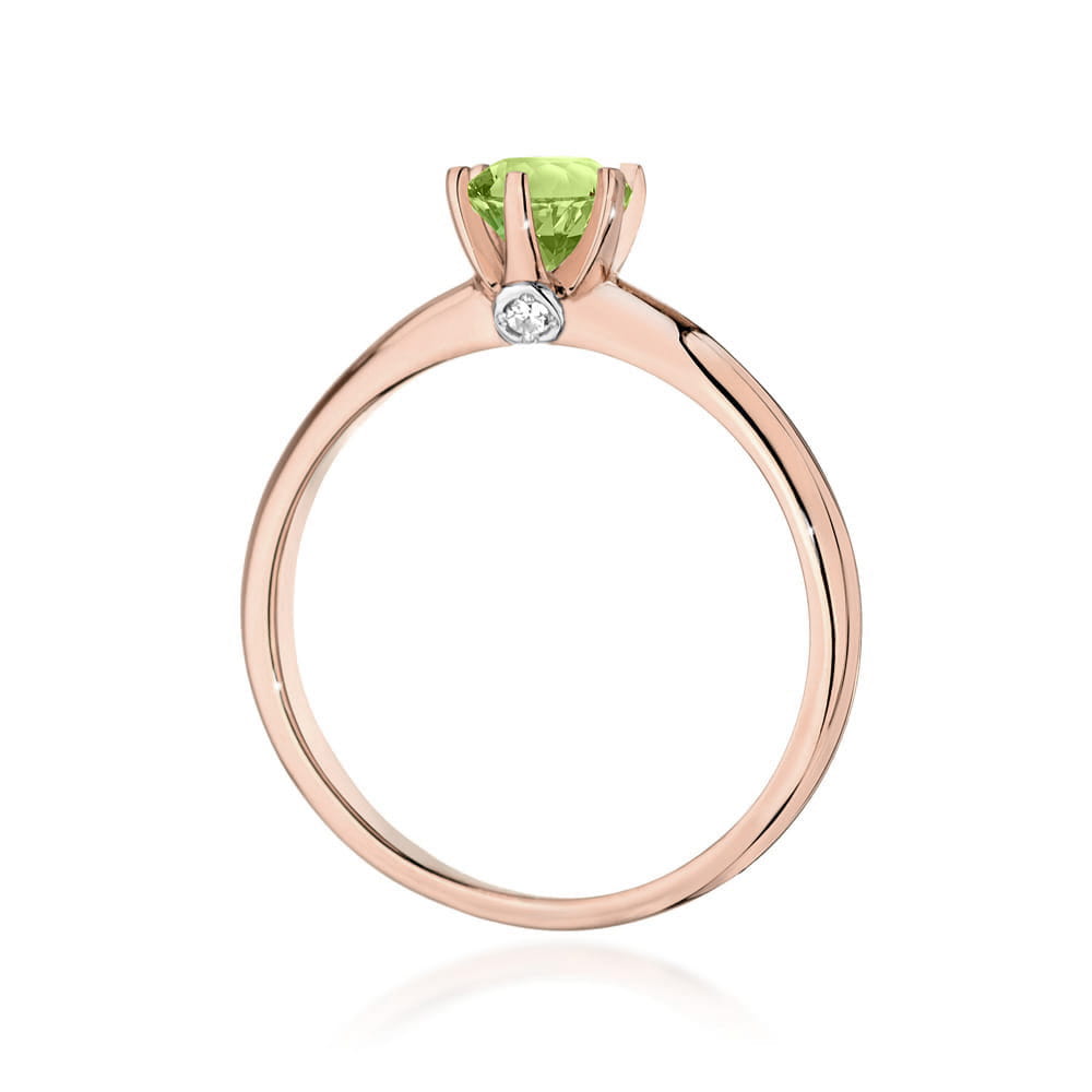 W0557.R3.PEG.01_3 Złoty pierścionek z zielonym kamieniem szlachetnym i małym diamentem po boku.