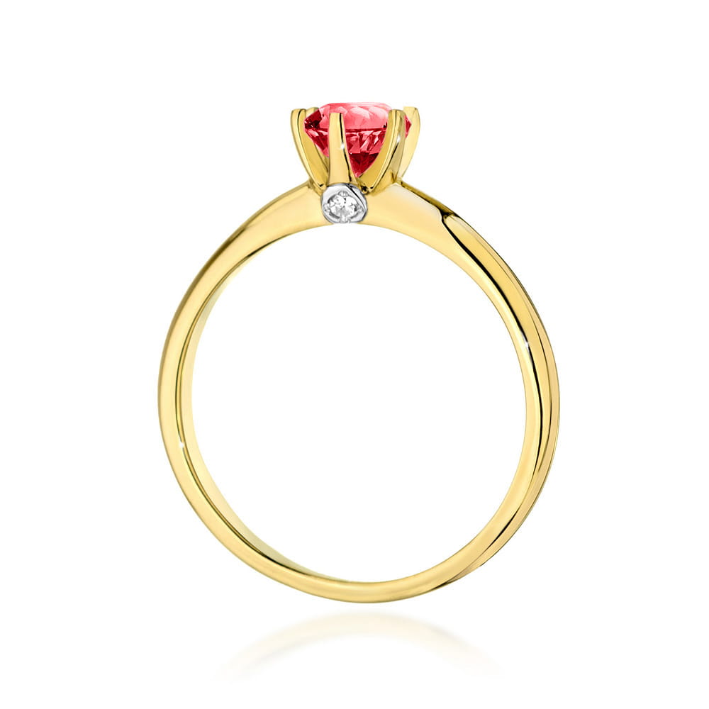 W0557.Z3.RUR.01_3 Złoty pierścionek z różowym kamieniem centralnym i małym diamentem po boku.