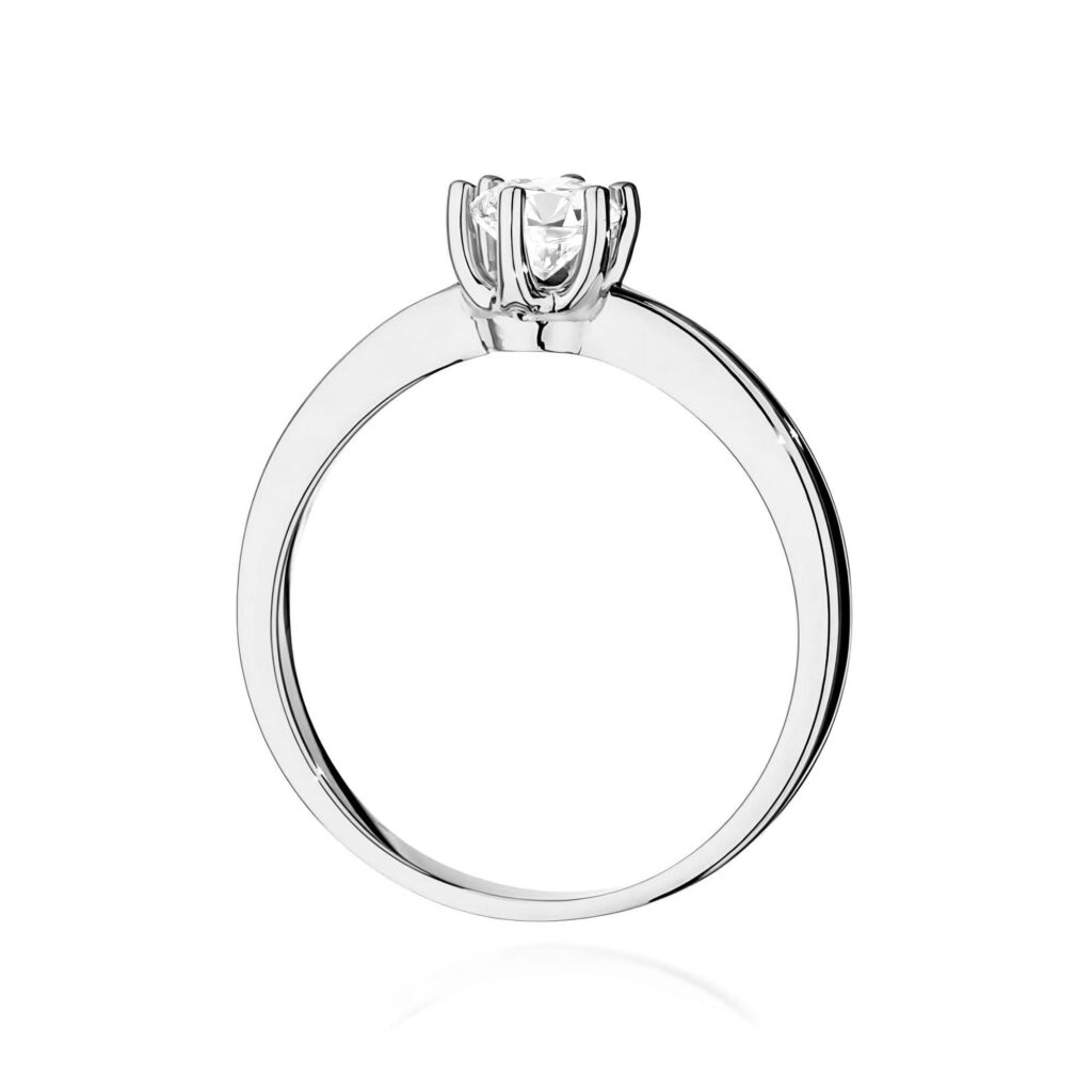 Srebrny pierścionek z dużym, przezroczystym diamentem w klasycznym, eleganckim stylu.