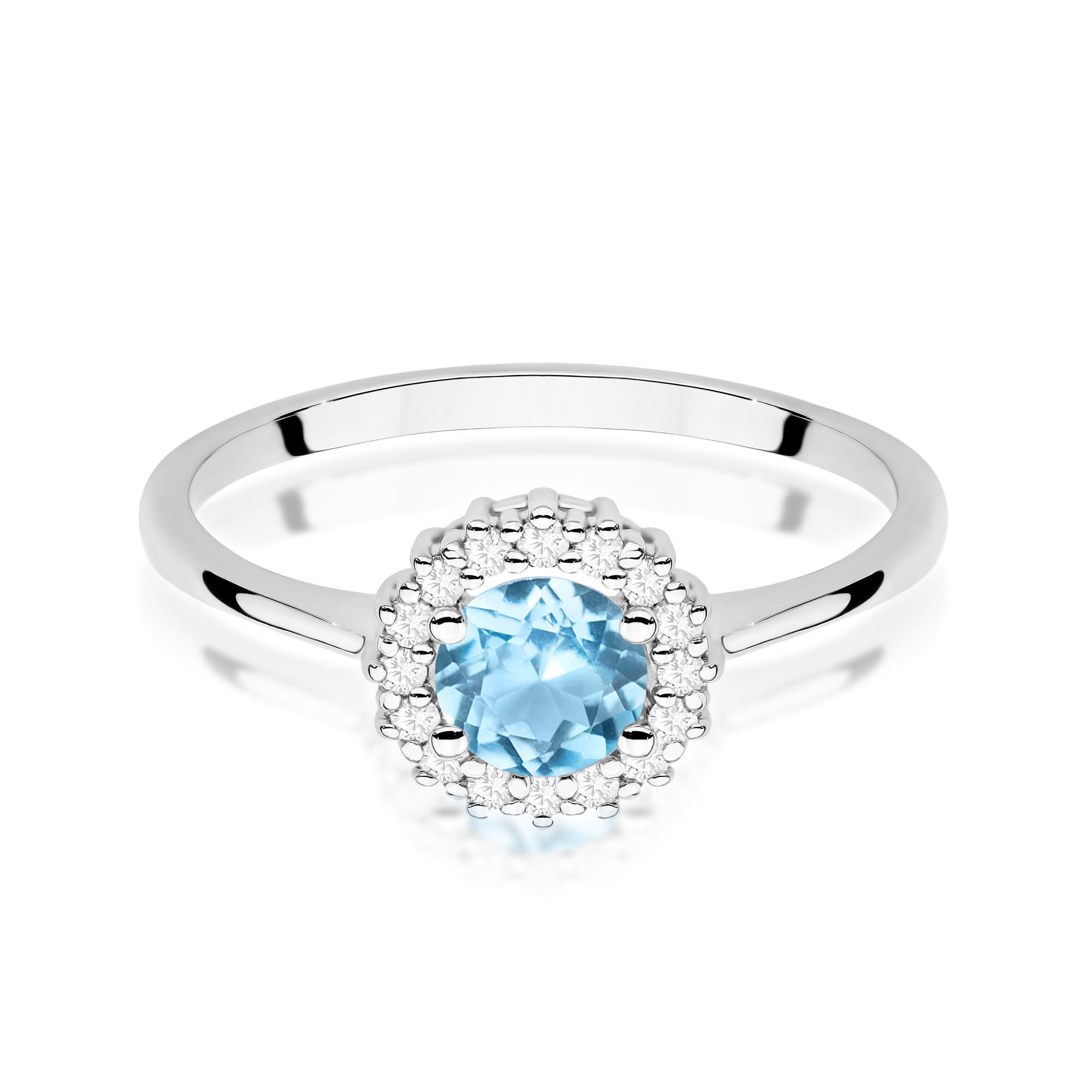 W0572.B3.TOB.01_2 Srebrny pierścionek z niebieskim kamieniem otoczonym drobnymi, błyszczącymi diamentami.