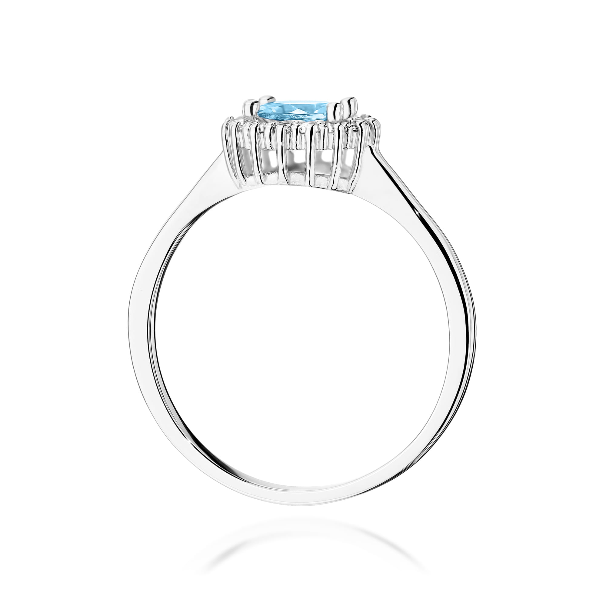 W0572.B3.TOB.01_3 Srebrny pierścionek z prostokątnym, błękitnym kamieniem osadzonym w delikatnej koronie.