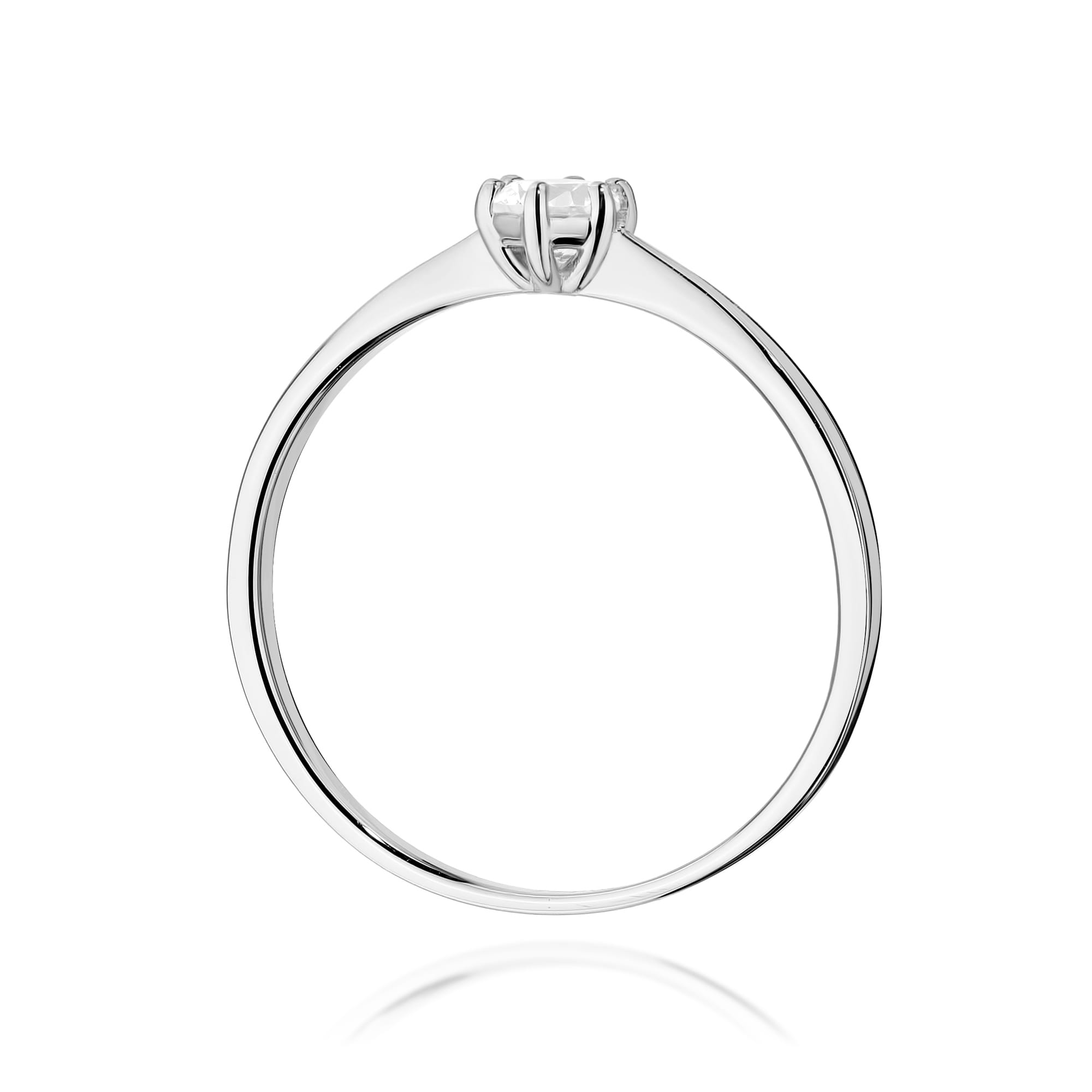 W0579.B3.DIW.03_3 Srebrny pierścionek z pojedynczym, przezroczystym kamieniem w centralnej części.