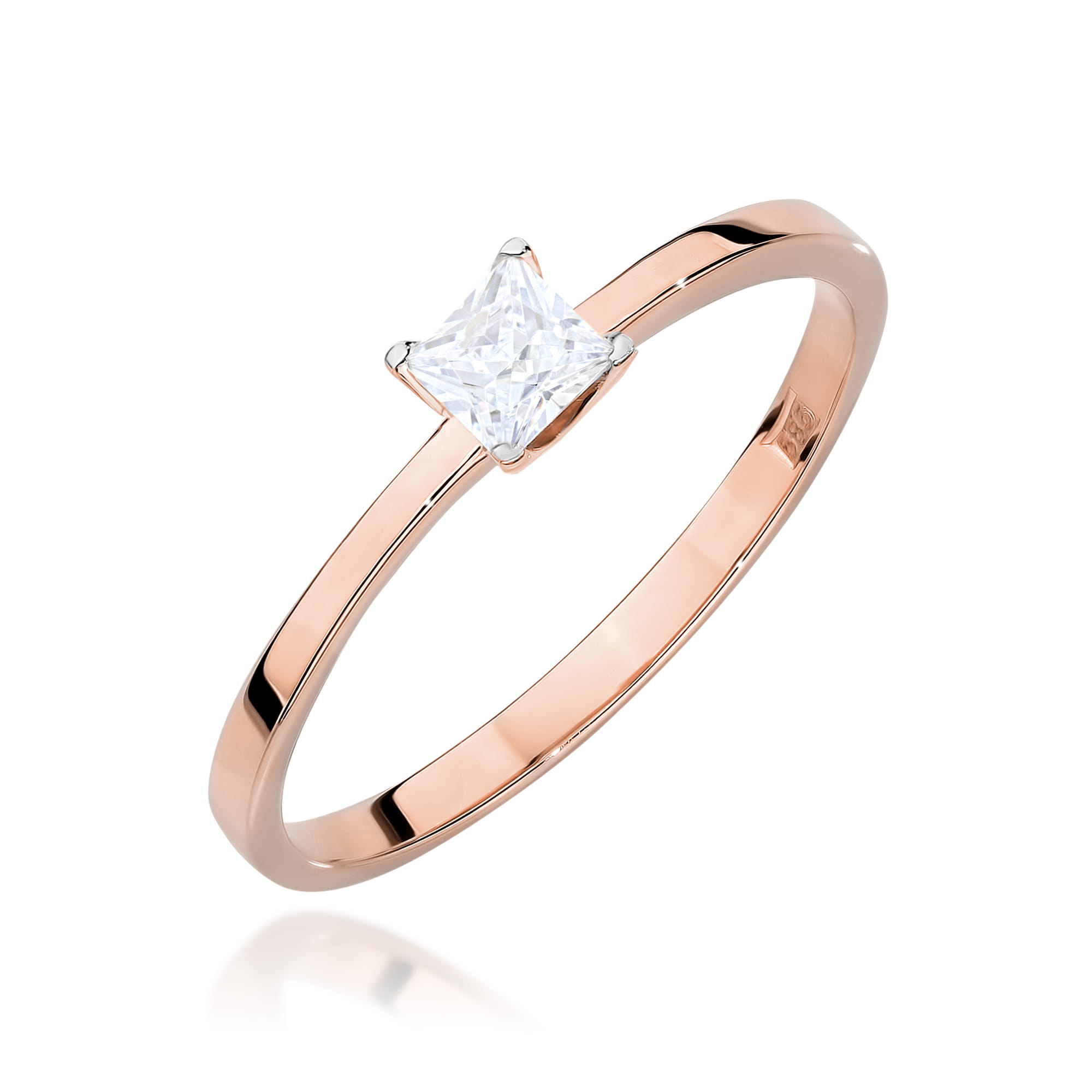 W0587.R3.DIW.01_1 Złoty pierścionek z diamentem w kształcie kwadratu, osadzony na cienkiej obrączce.