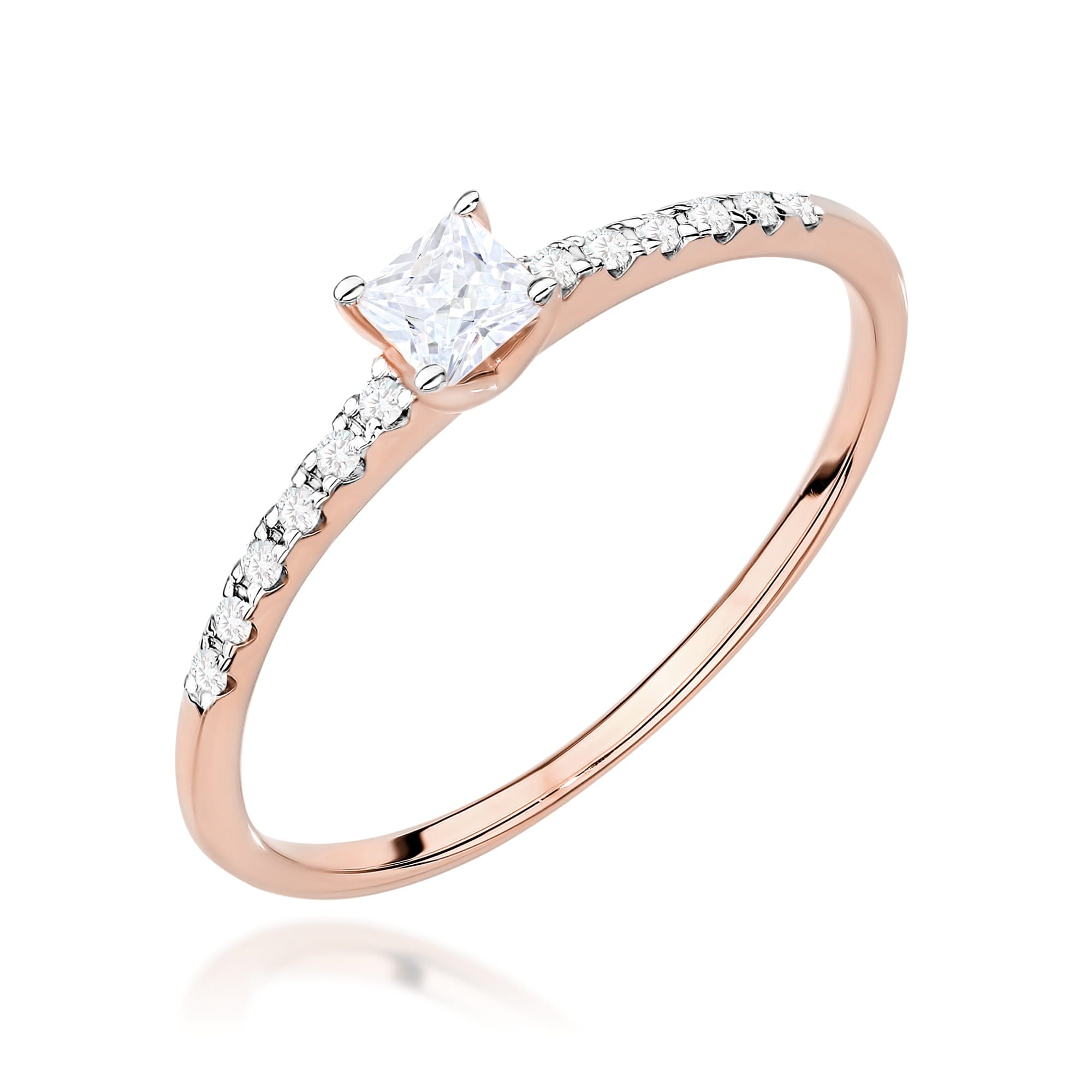 W0588.R3.DIW.01_1 Złoty pierścionek z diamentem w kształcie kwadratu i drobnymi kamieniami na obrączce.