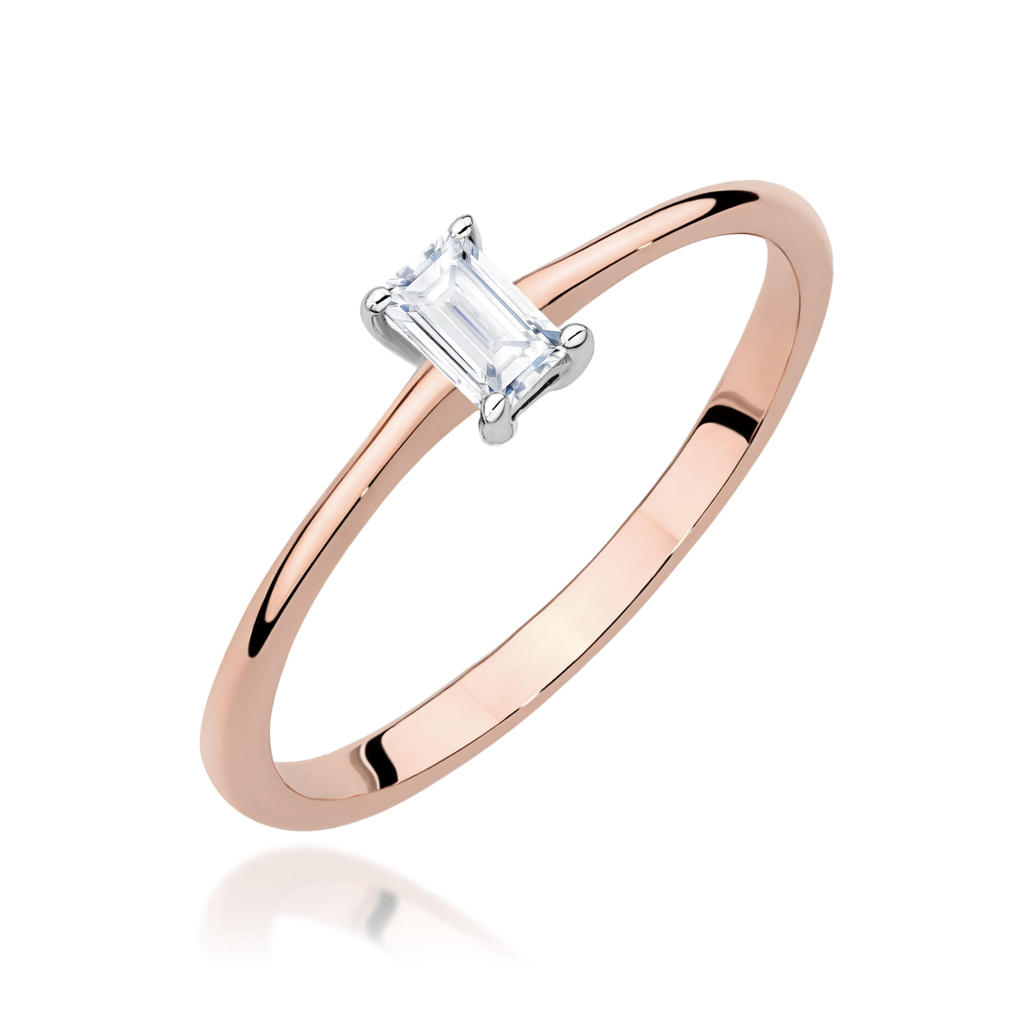 W0592.R3.DIW.01_3 Różowe złoto pierścionka z prostokątnym diamentem w centralnej części.