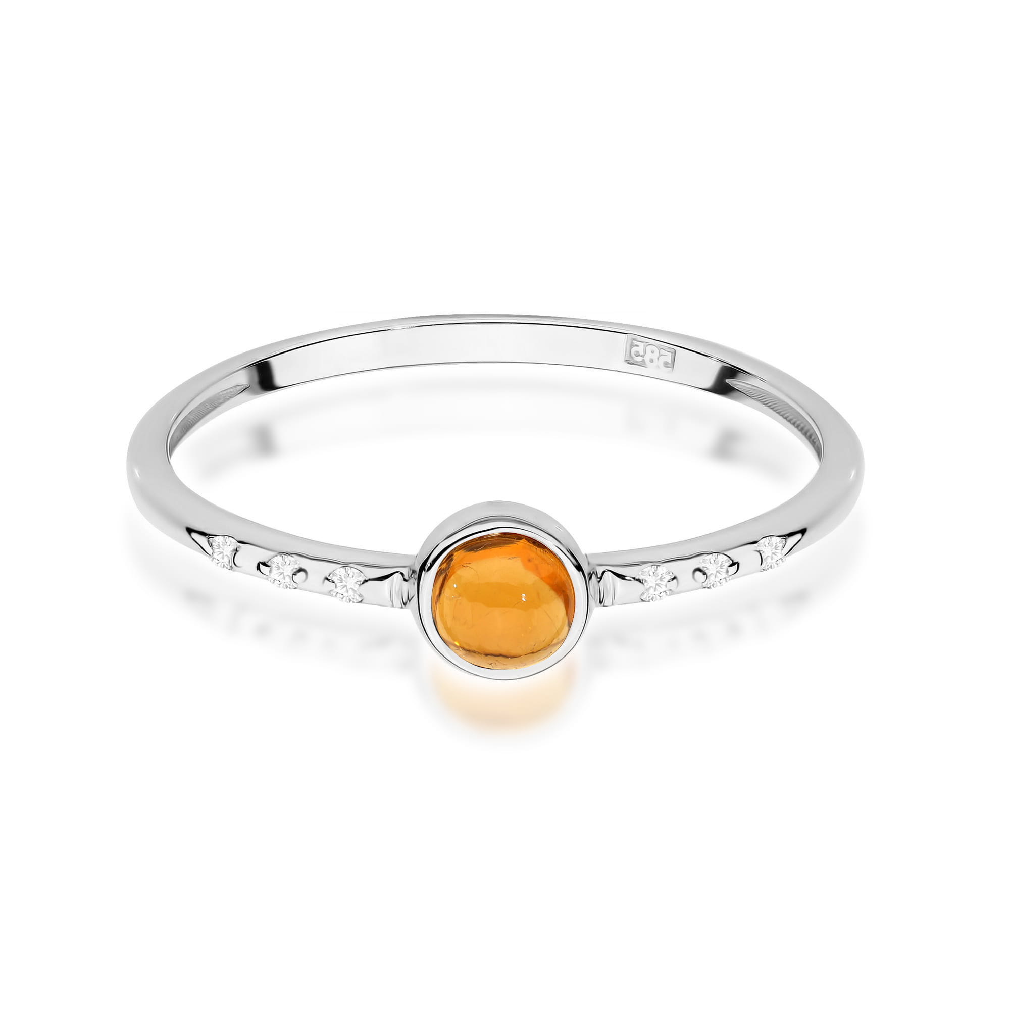 W0596.B3.TMY.01_2 Srebrna obrączka z okrągłym, bursztynowym kamieniem i delikatnymi zdobieniami po bokach.