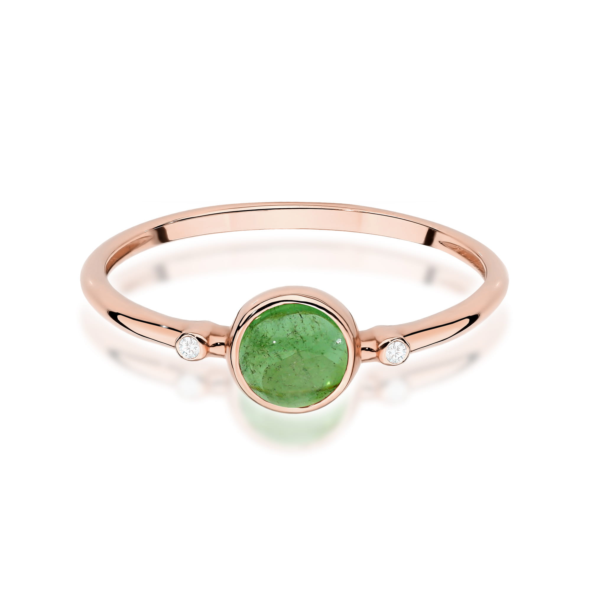 W0597.R3.TMG.01_2 Złoty pierścionek z zielonym kamieniem i dwoma małymi diamentami po bokach.