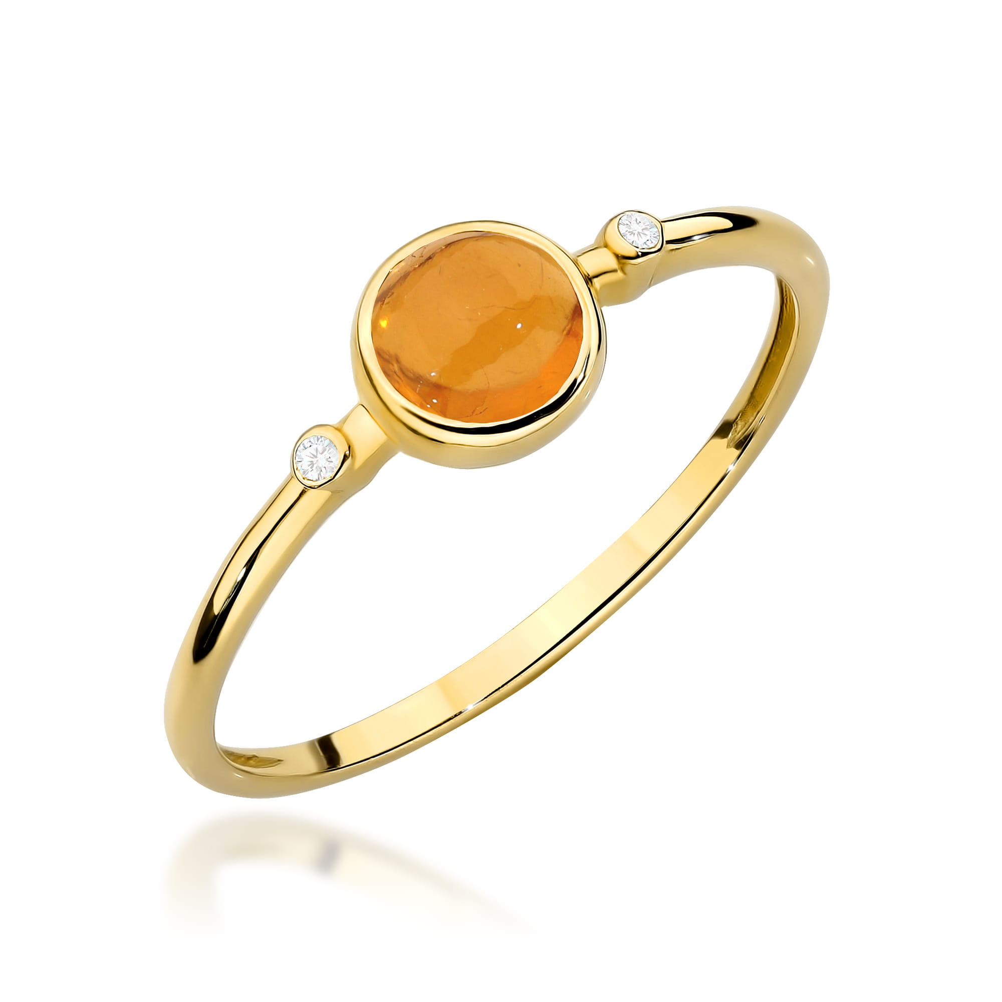 W0597.Z3.TMY.01_1 Złota obrączka z okrągłym bursztynowym kamieniem i dwoma małymi diamentami po bokach.