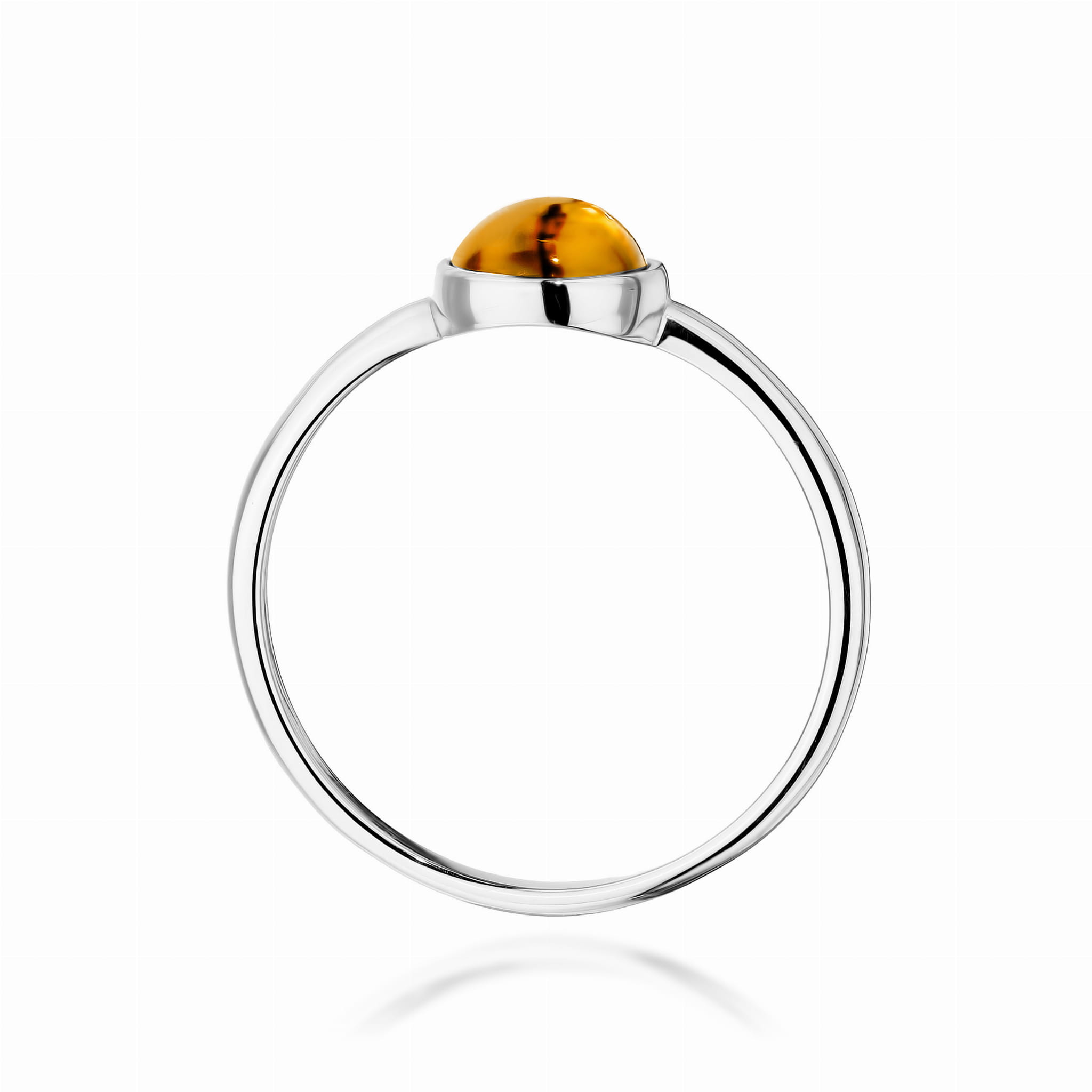 W0598.B3.TMY.01_3 Srebrny pierścionek z okrągłym, bursztynowym kamieniem na górze.