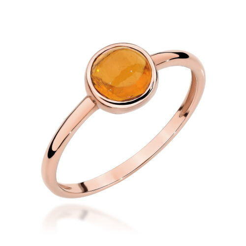 Pierścionek z różowego złota z okrągłym, bursztynowym kamieniem w centralnej części.