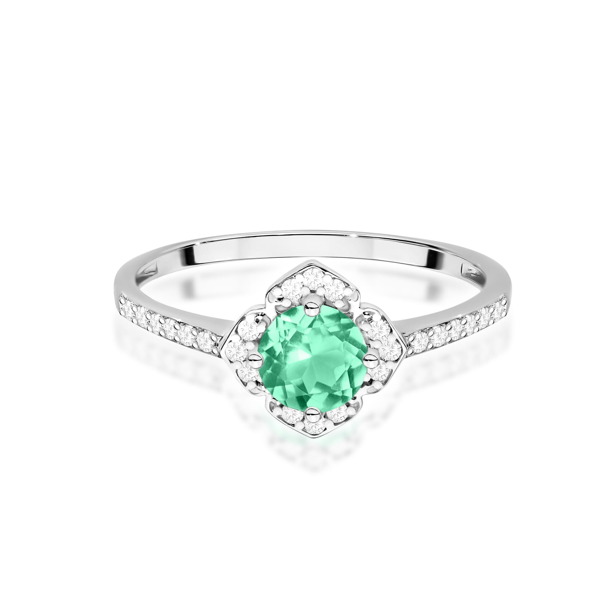 W0603.B3.EMG.01_2 Srebrny pierścionek z zielonym kamieniem w centralnej części, otoczony małymi, błyszczącymi diamentami.