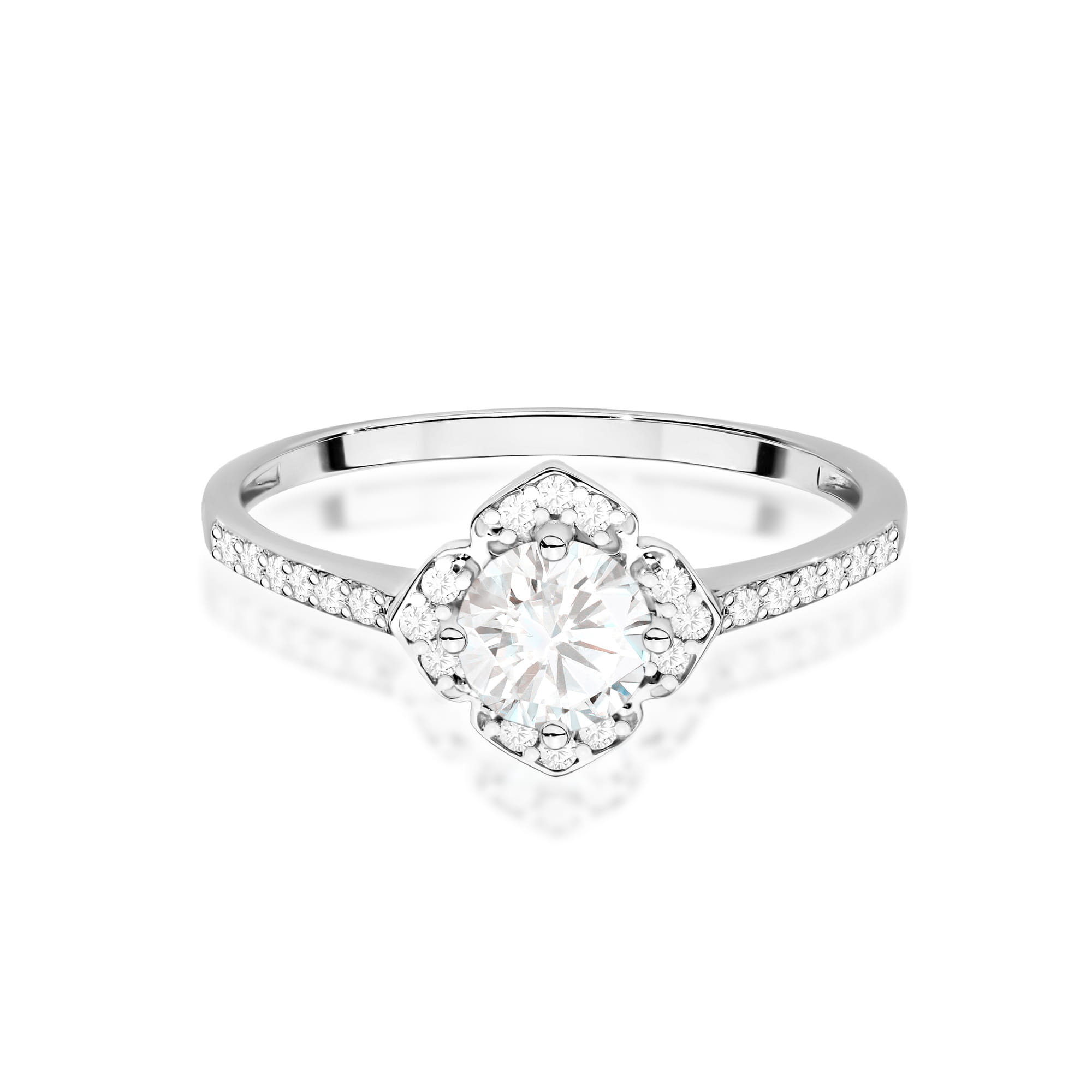 W0603.B3.SAW.01_2 Srebrny pierścionek z okrągłym diamentem w centralnej części, otoczony mniejszymi kamieniami.