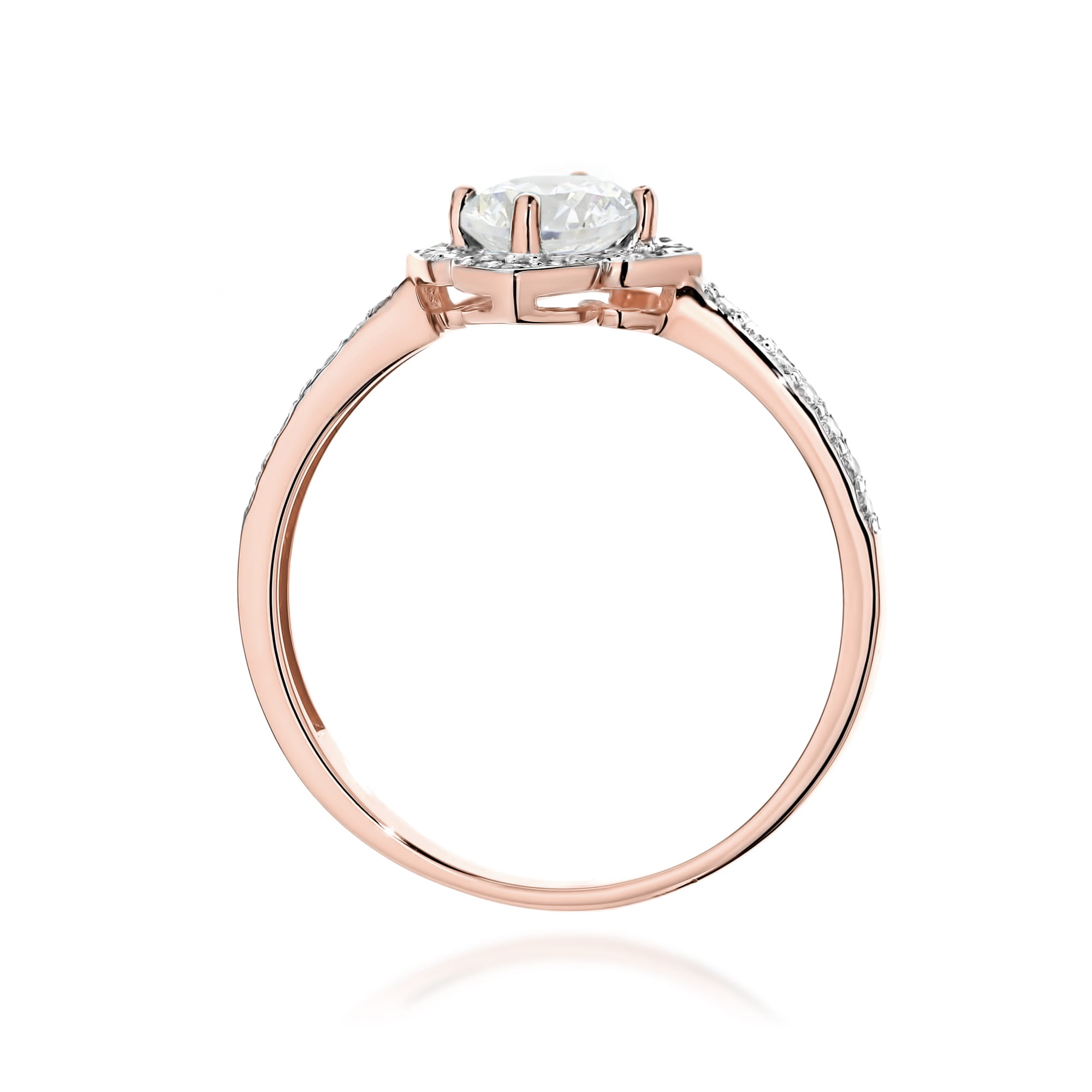 W0603.R3.SAW.01_3 Złoty pierścionek z dużym, przezroczystym diamentem i drobnymi kamieniami po bokach.