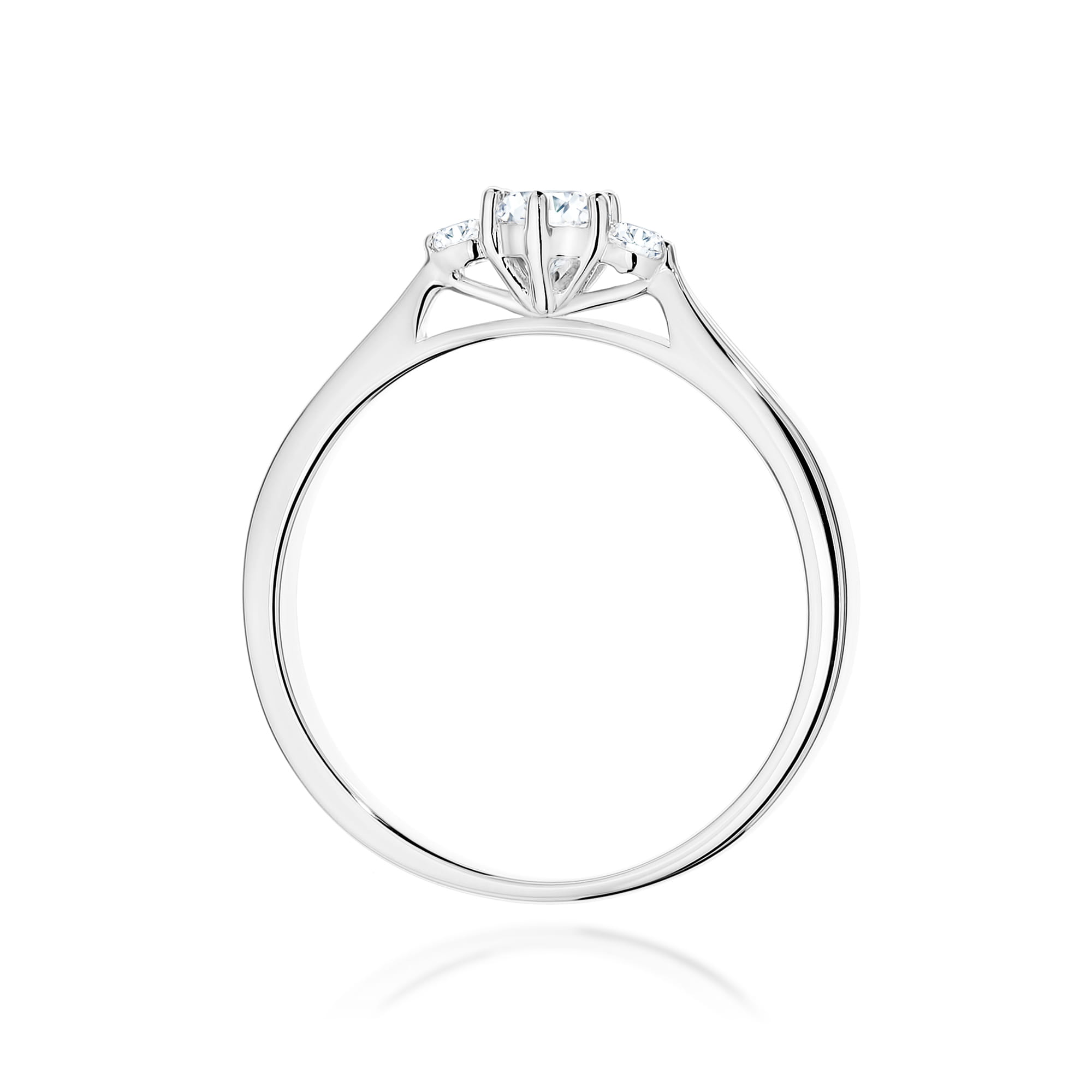 W0608.B3.DIW.01_3 Srebrny pierścionek z trzema diamentami, osadzonymi w eleganckiej, minimalistycznej oprawie.