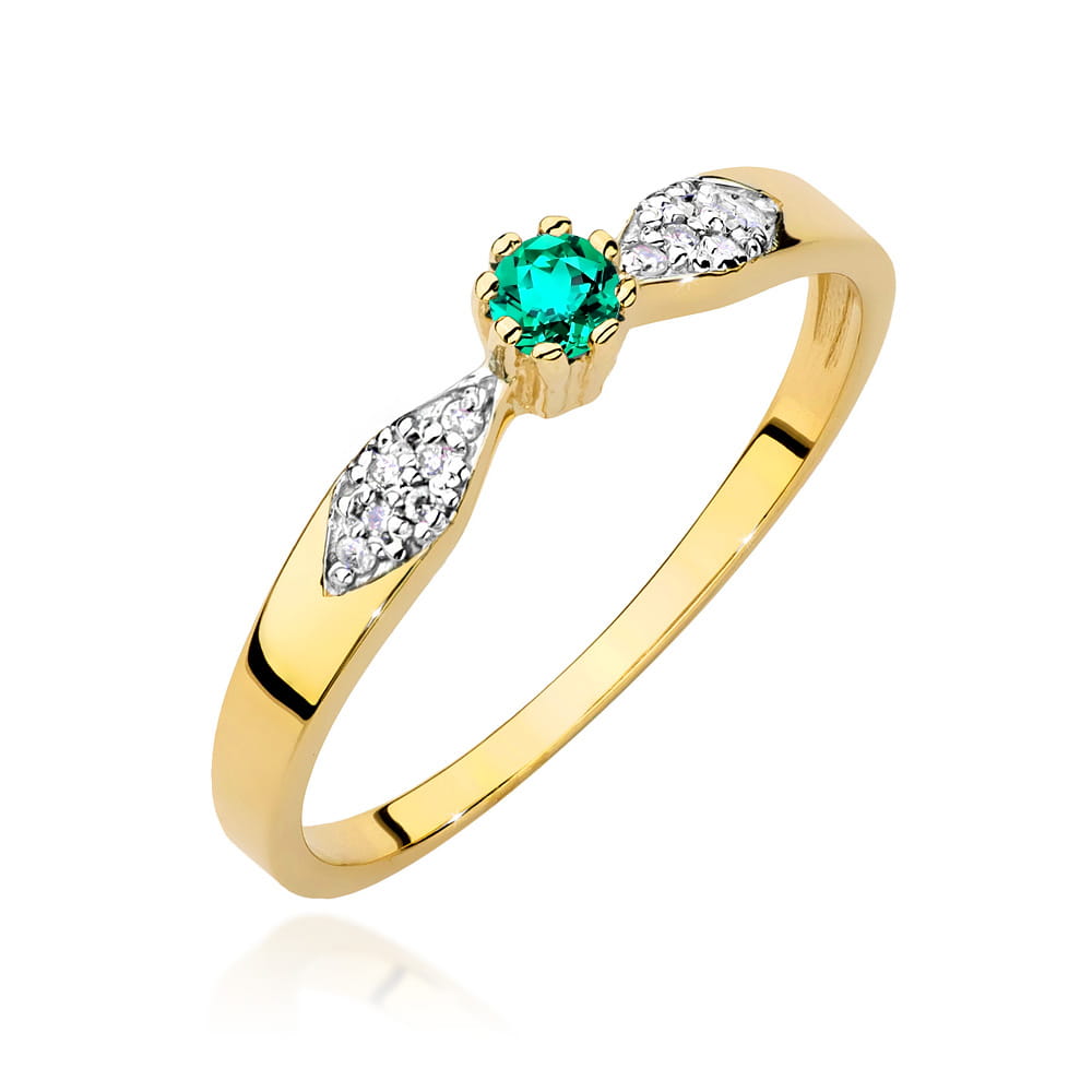 W0613.Z3.EMG.01_1 Złoty pierścionek z zielonym kamieniem szlachetnym i dwoma diamentami po bokach.
